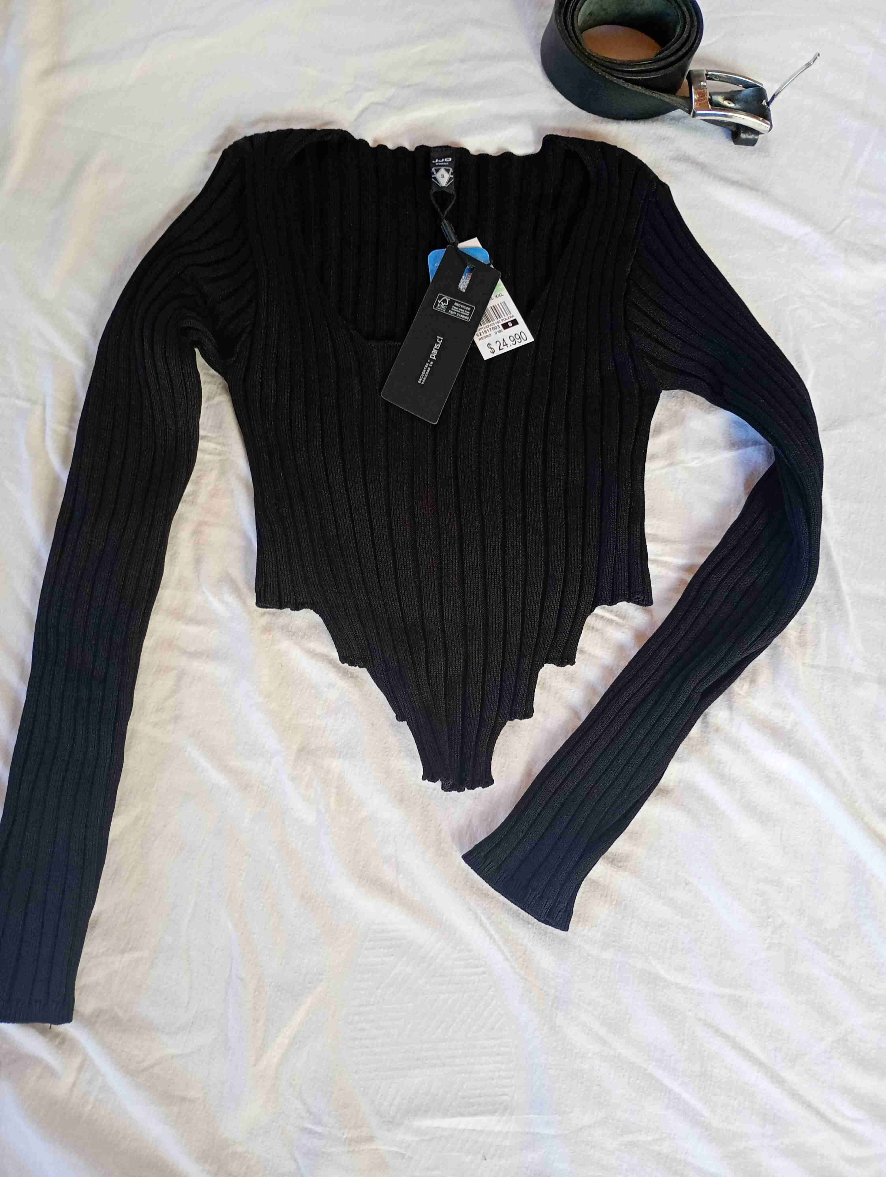 Polera negra ajustada nueva