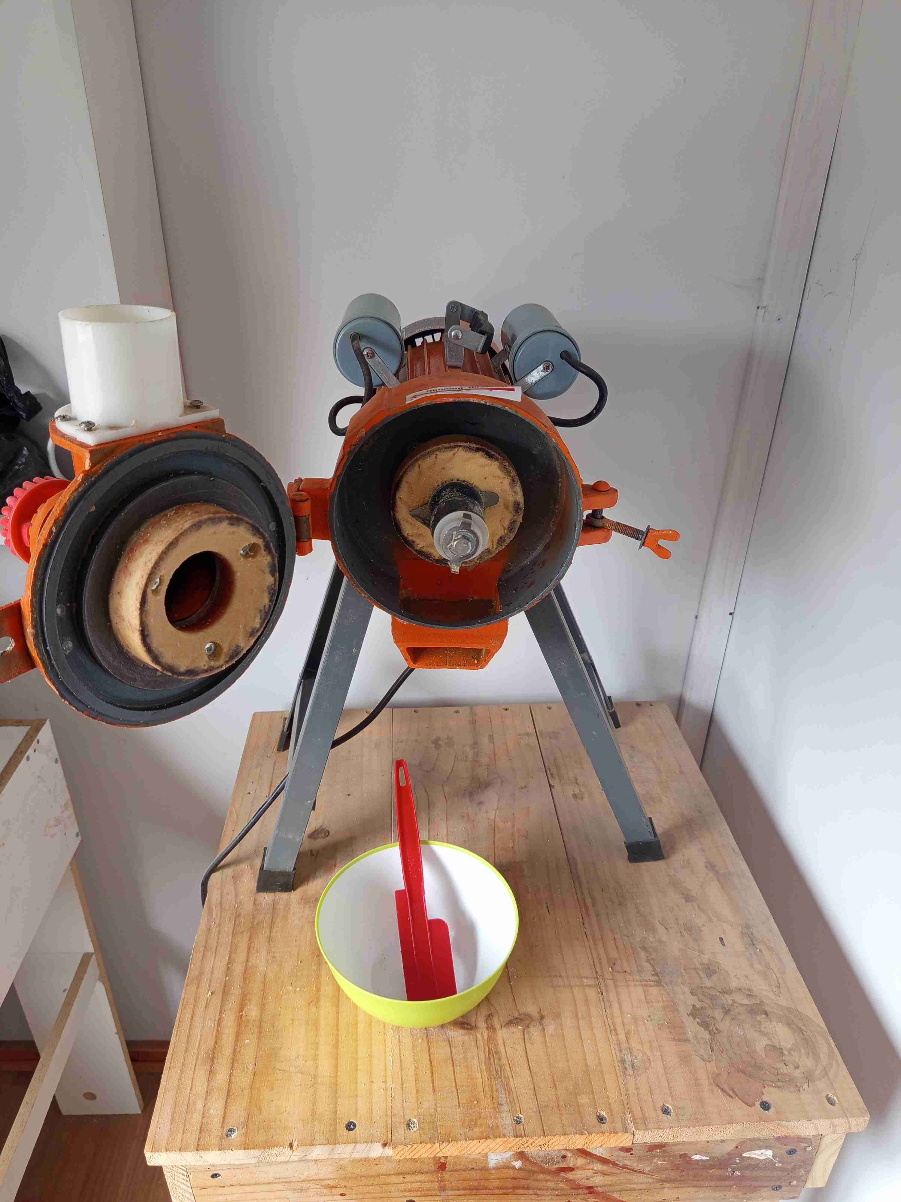 Molino eléctrico para granos - miniatura 2