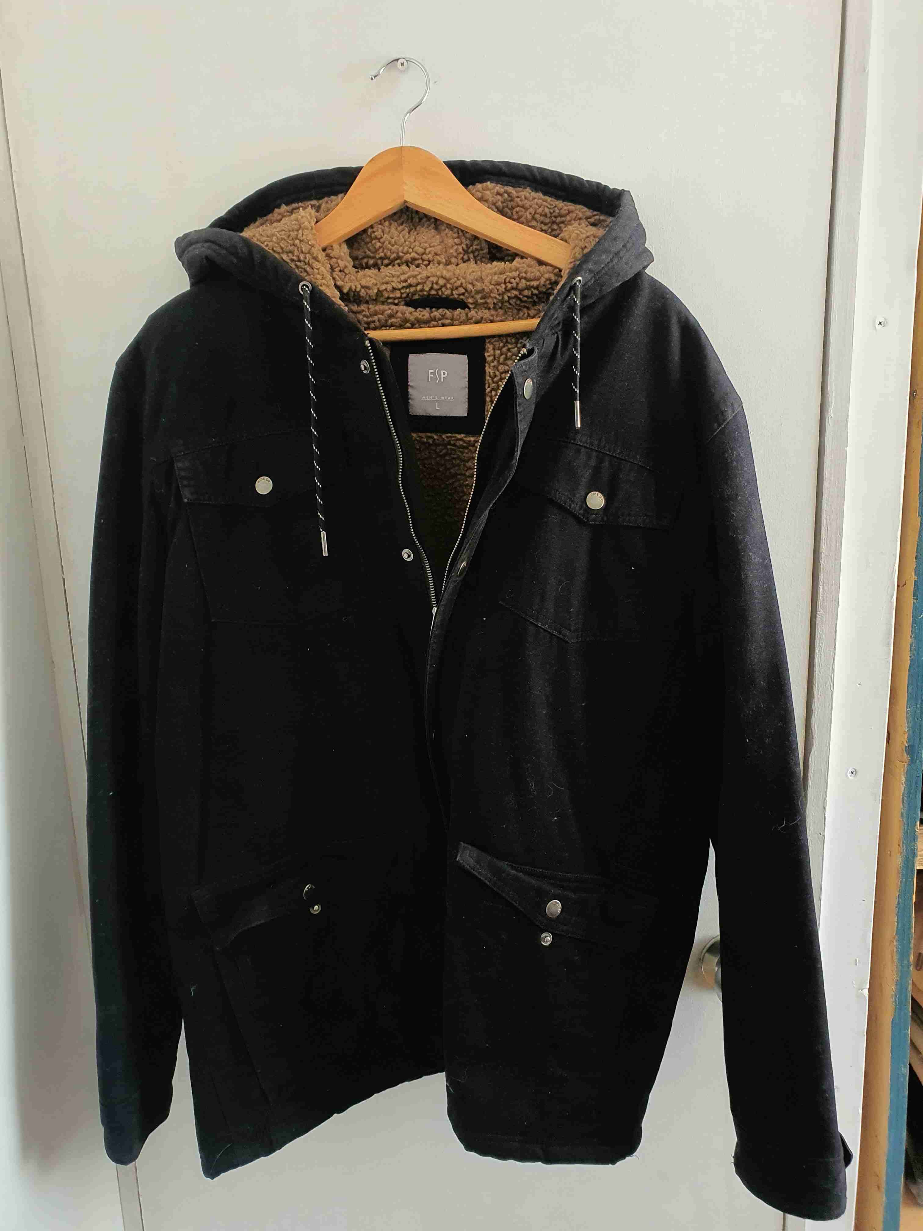 Chaqueta negra con capucha