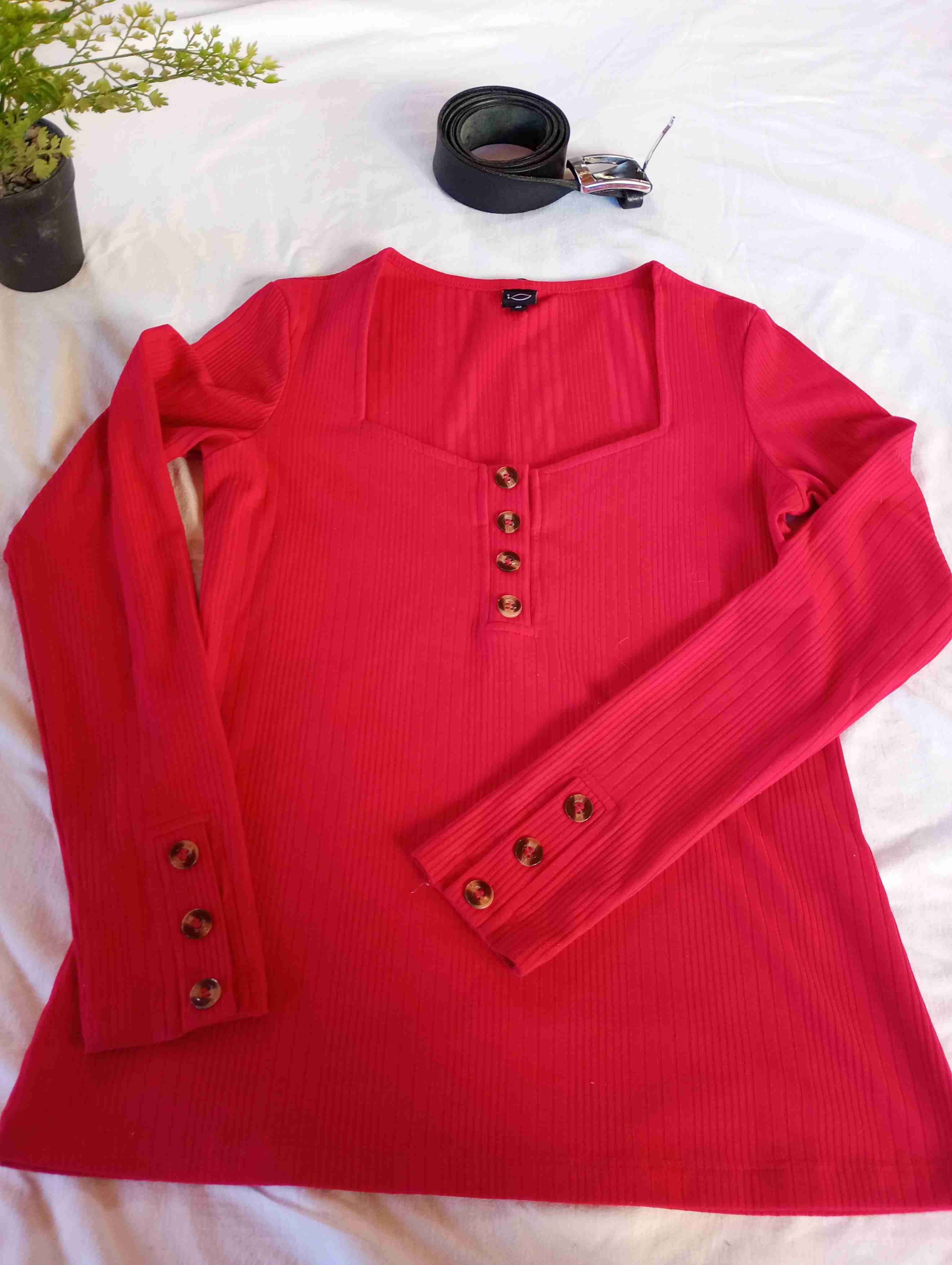 Polera roja con botones delanteros