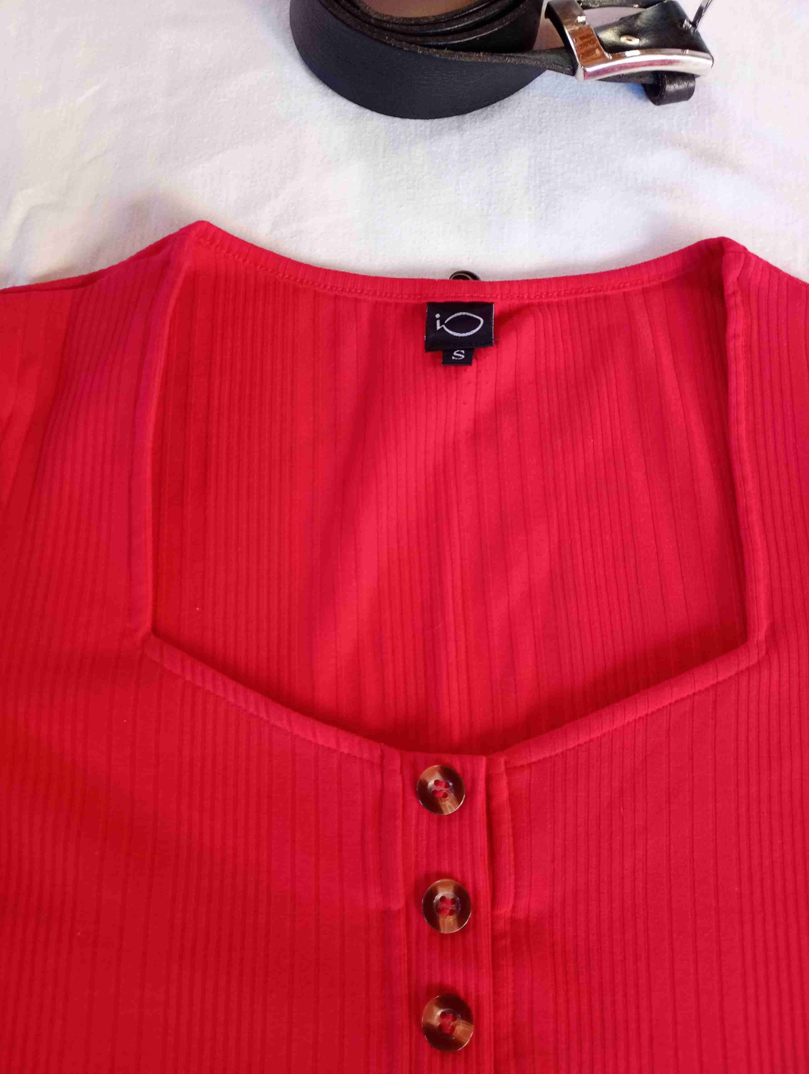 Polera roja con botones delanteros - miniatura 2