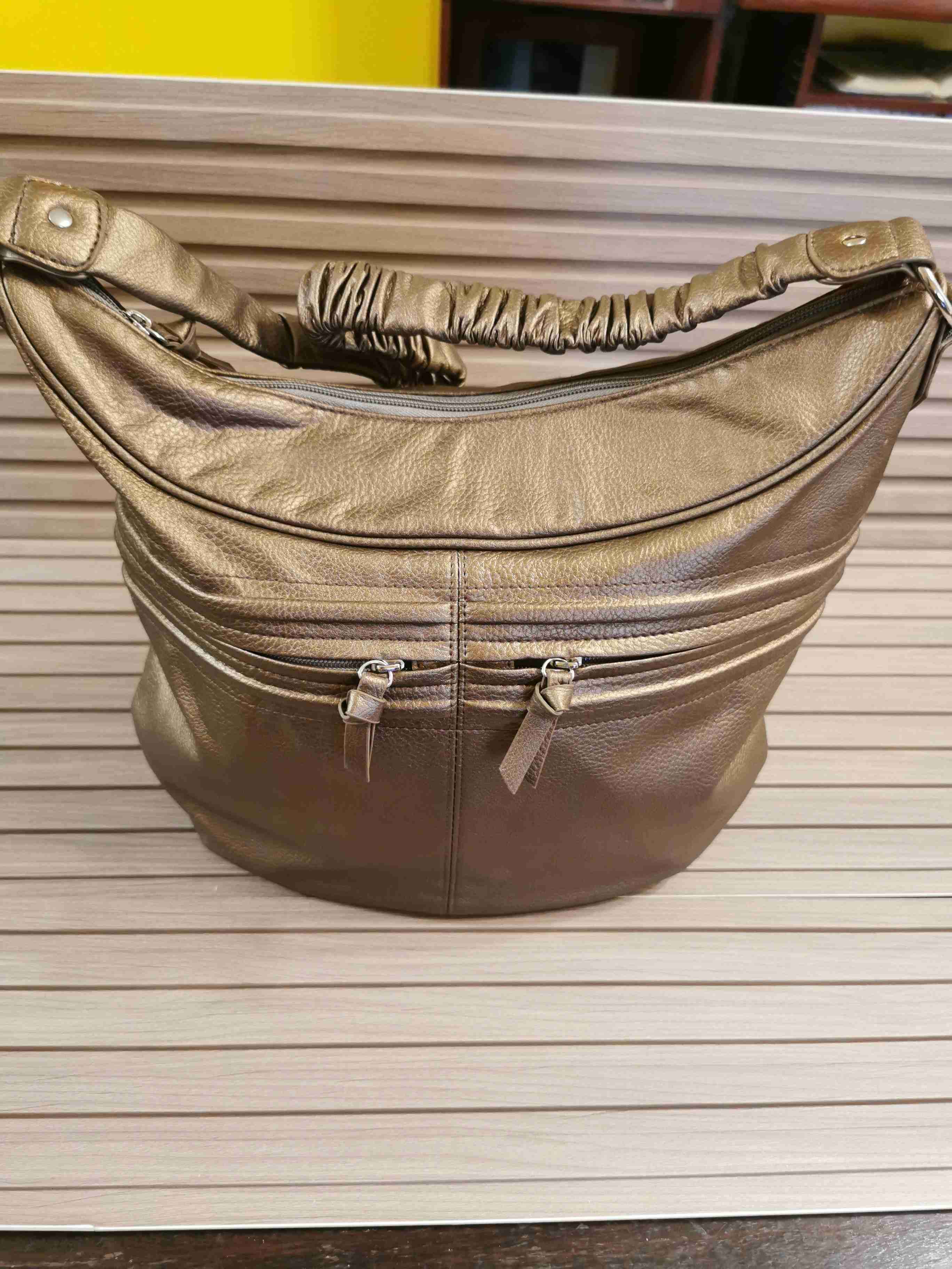 Bolso de mano dorado