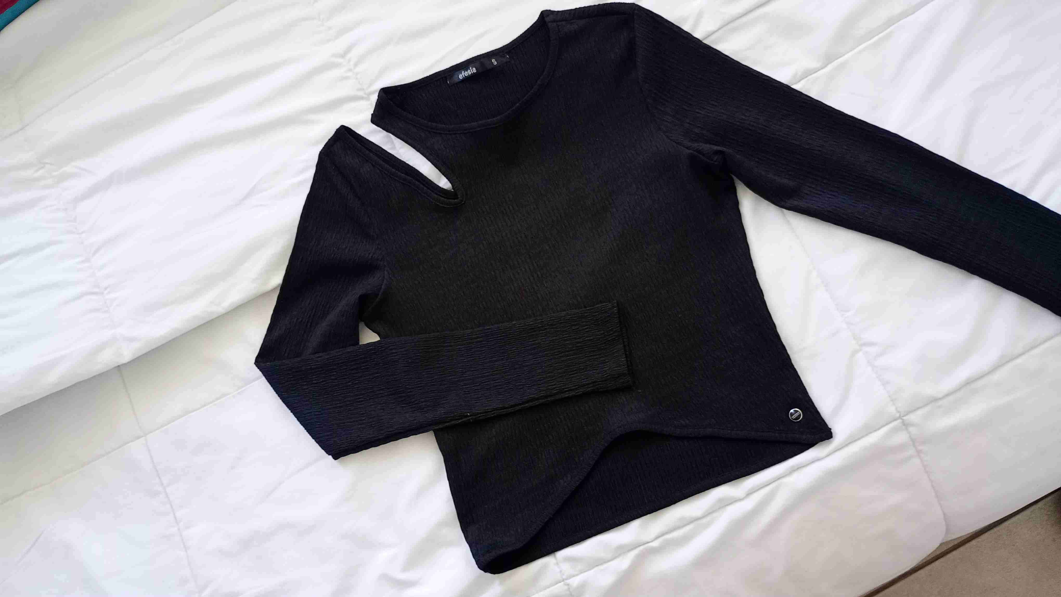 Polera negra con diseño asimétrico