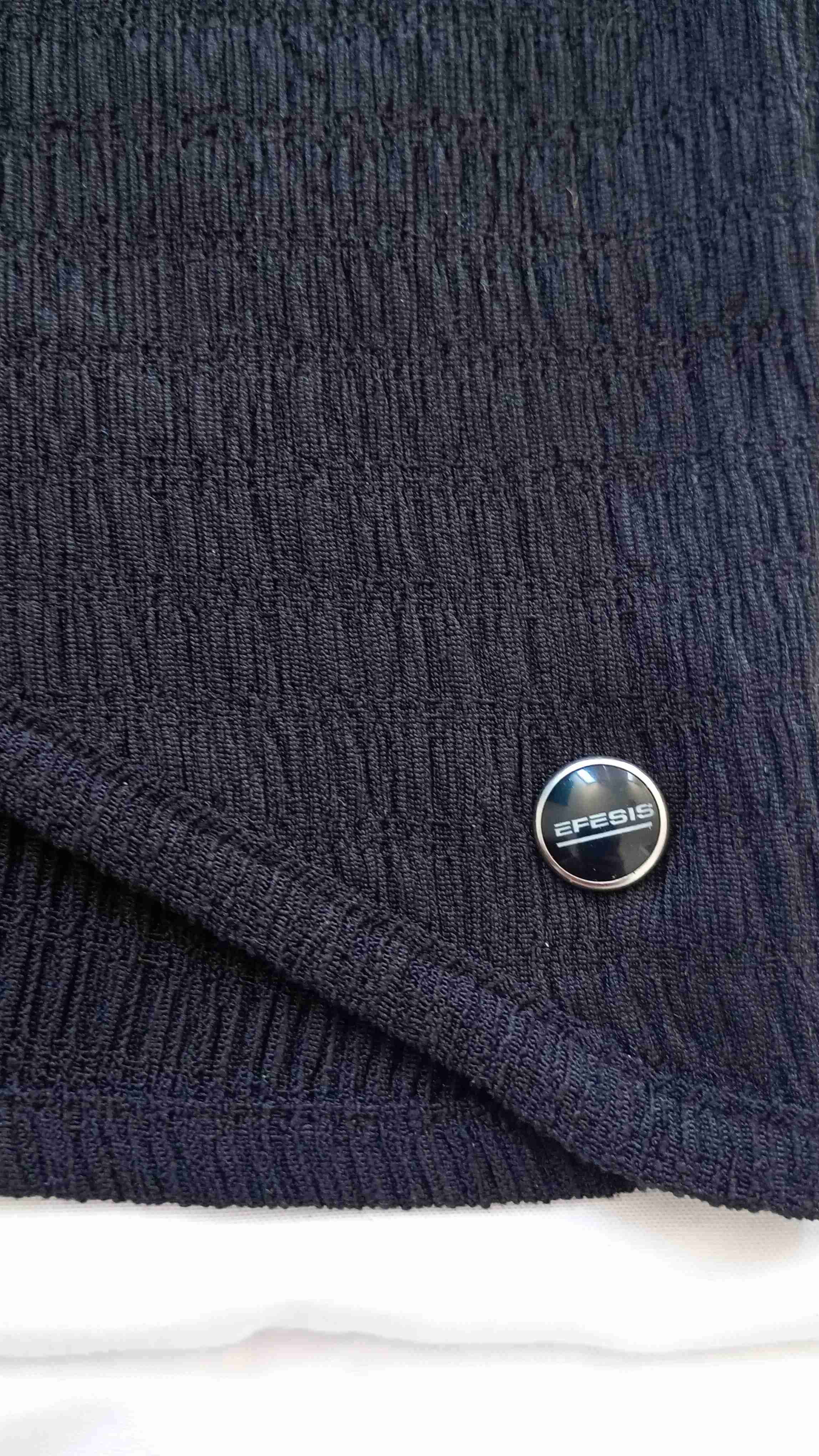 Polera negra con diseño asimétrico - miniatura 3