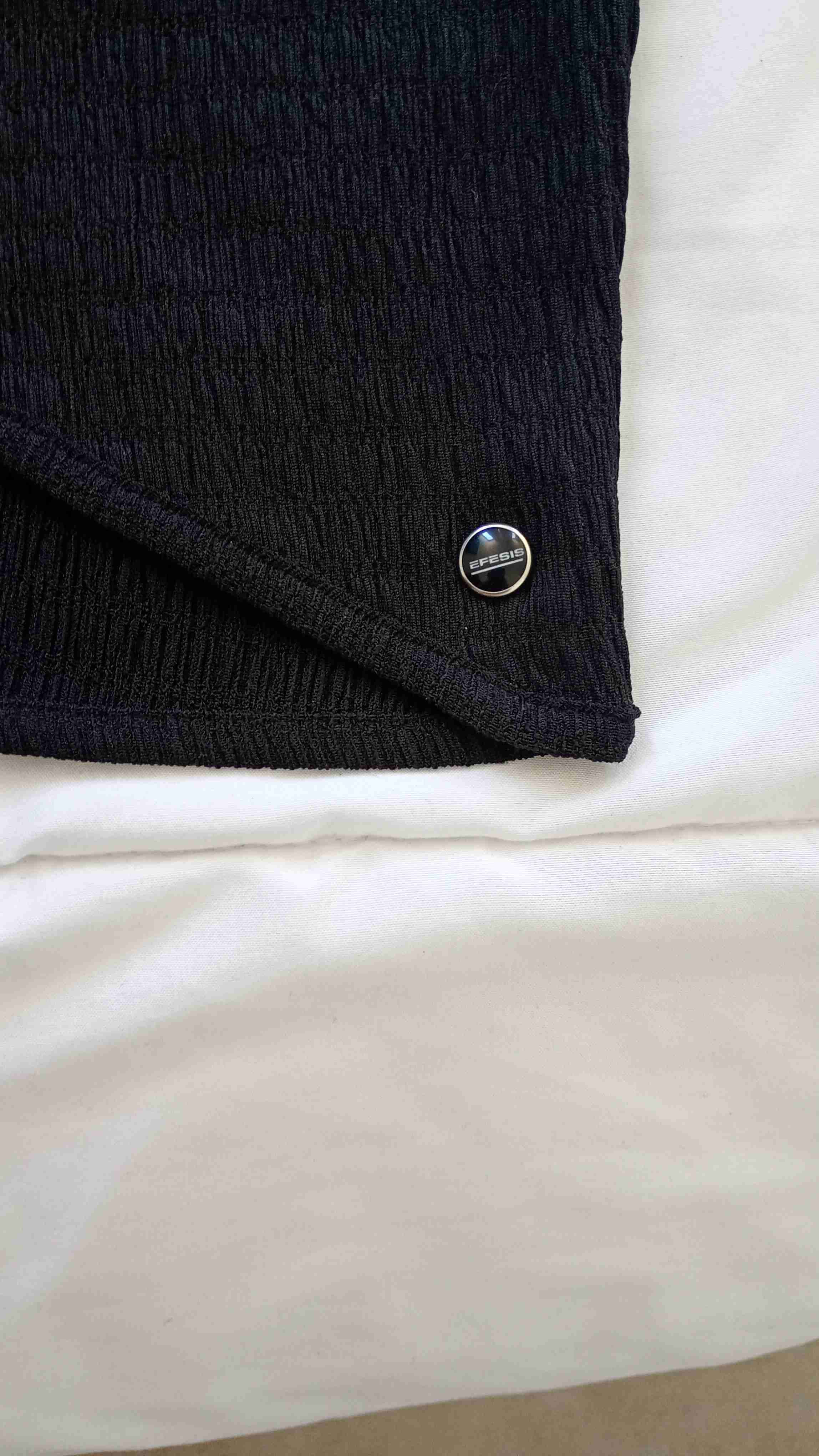 Polera negra con diseño asimétrico - miniatura 4