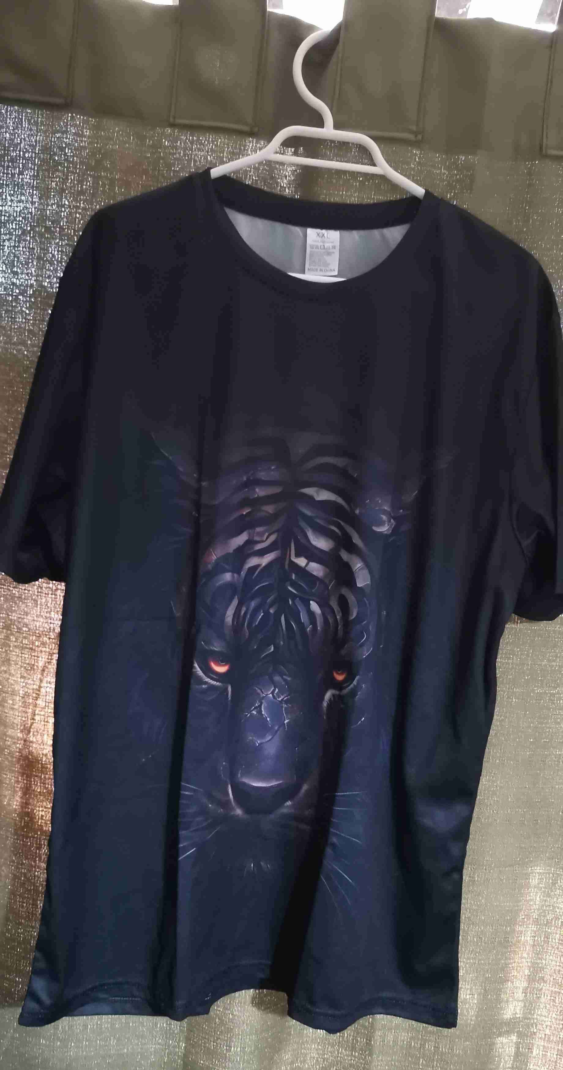 Polera negra con tigre estampado