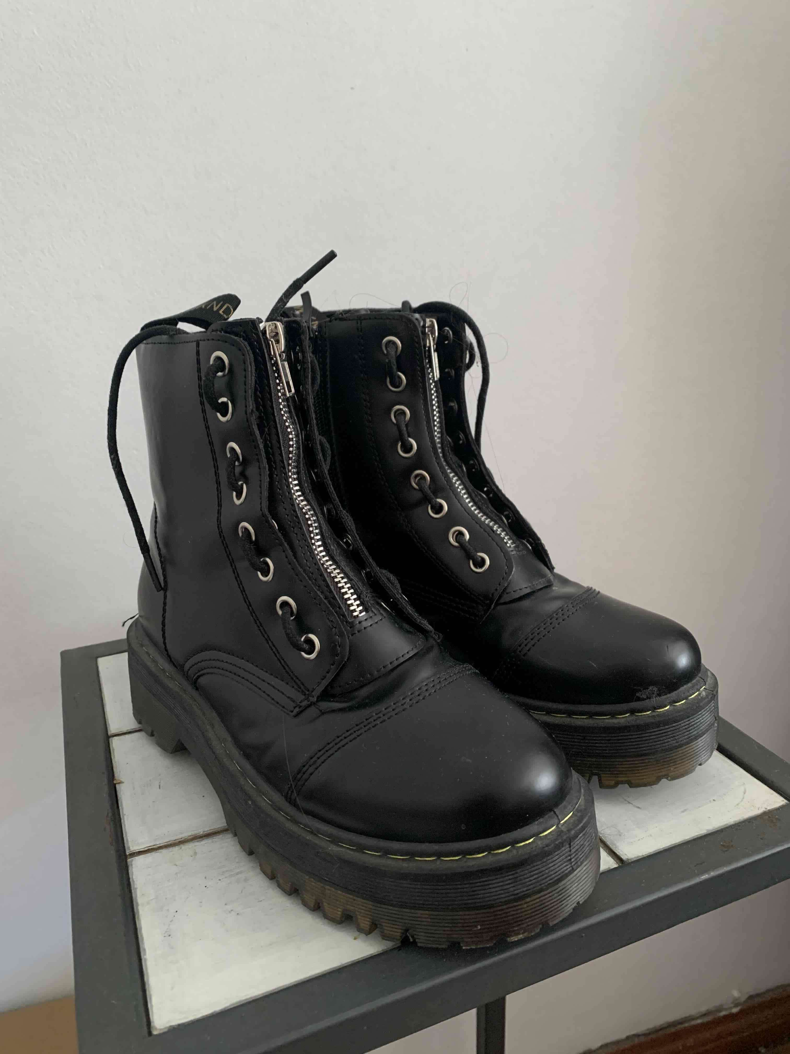 Botas negras con cierre