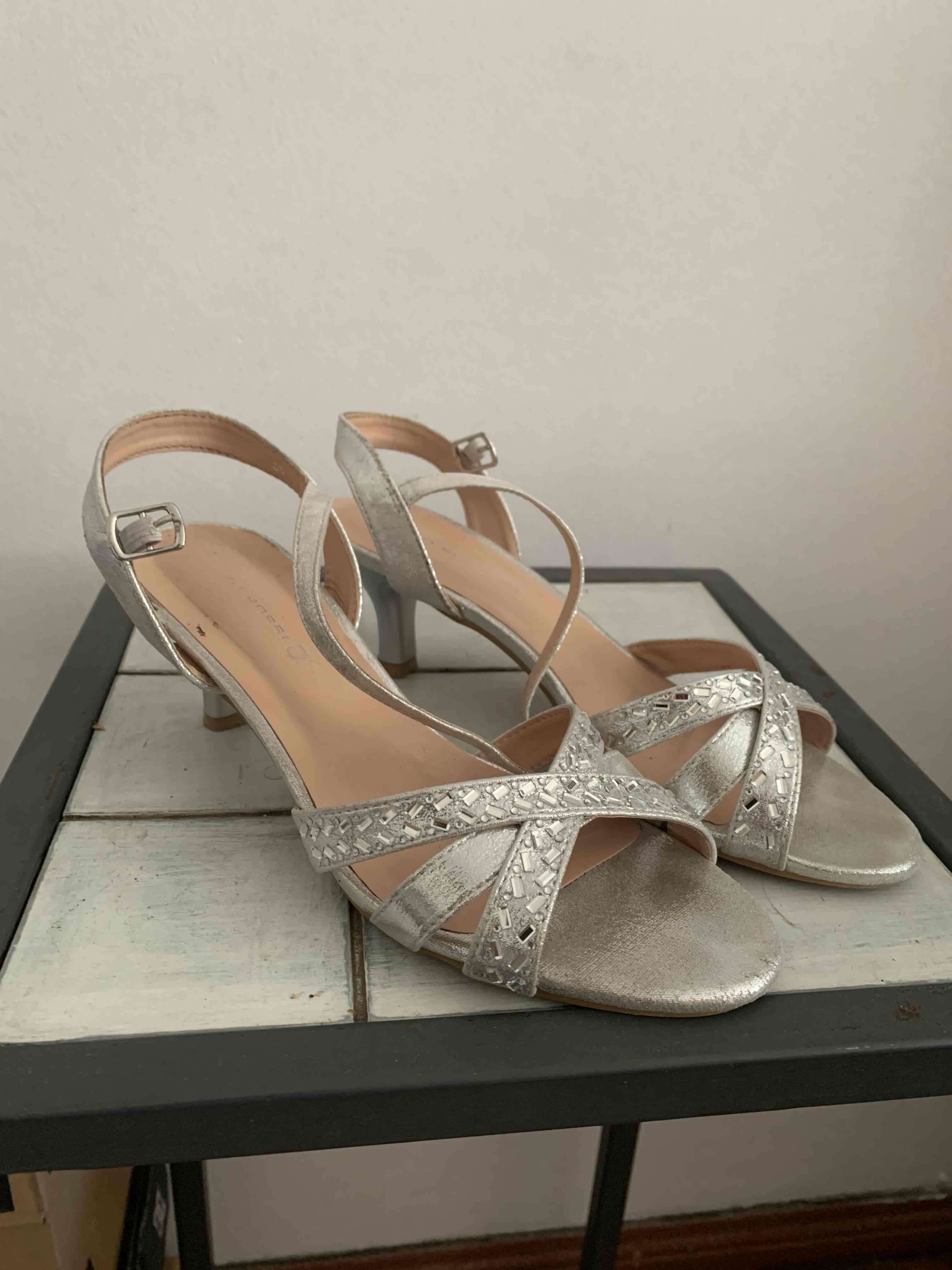 Sandalias plateadas elegantes