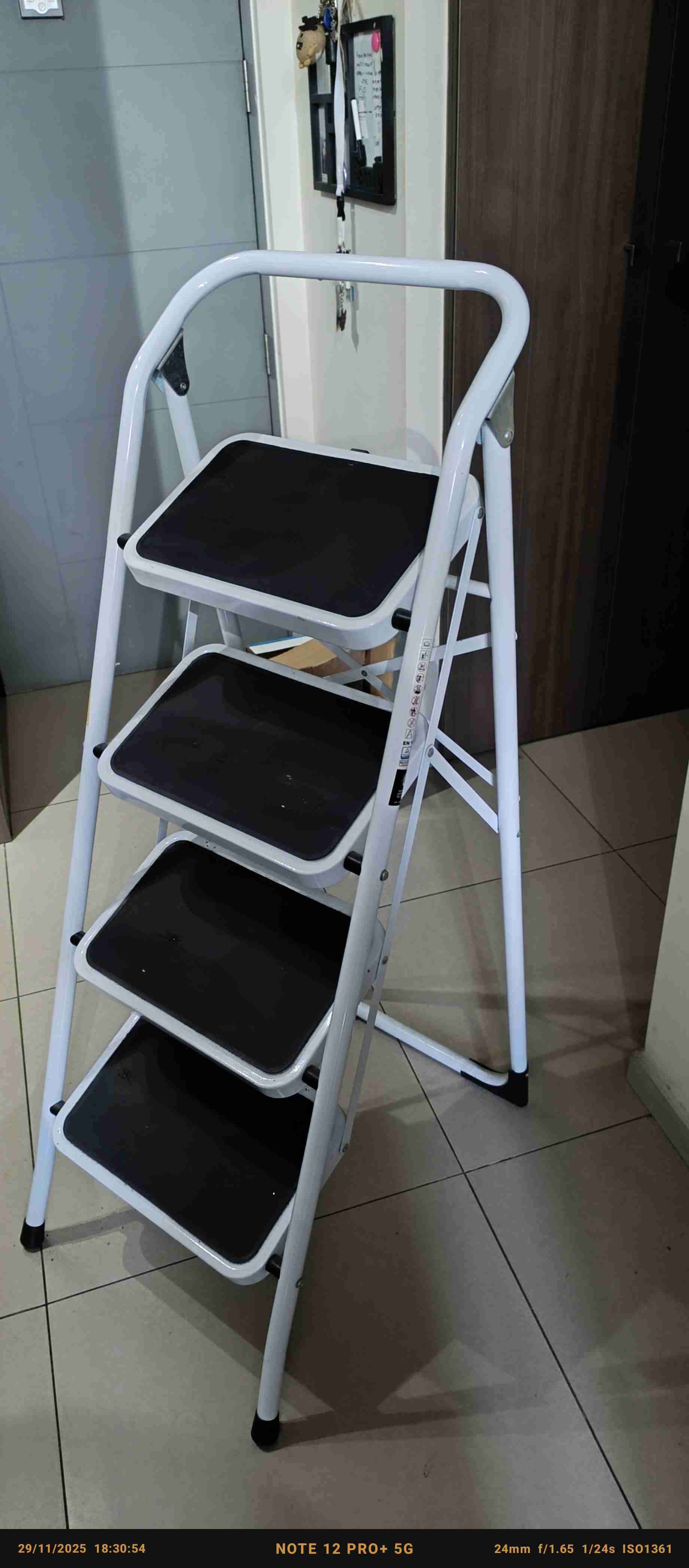 Escalera plegable de metal blanca