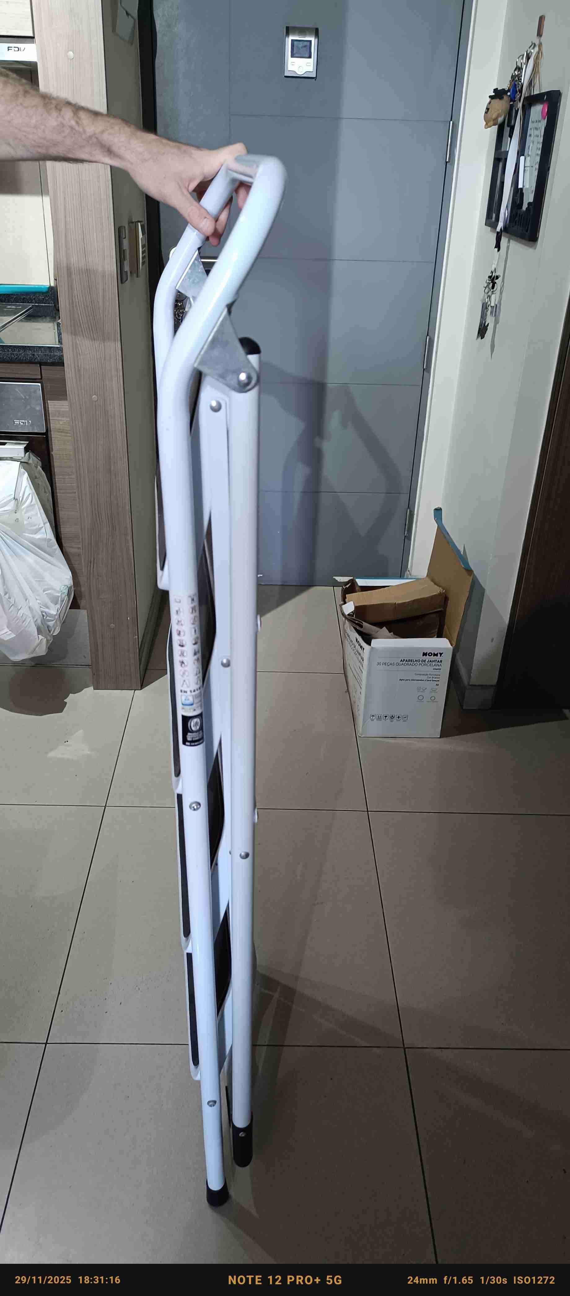 Escalera plegable de metal blanca - 2