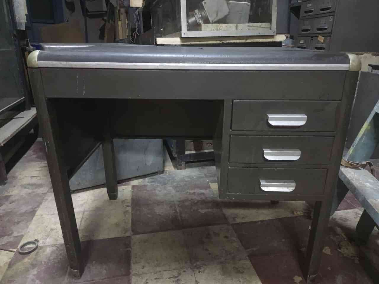 Escritorio metálico retro