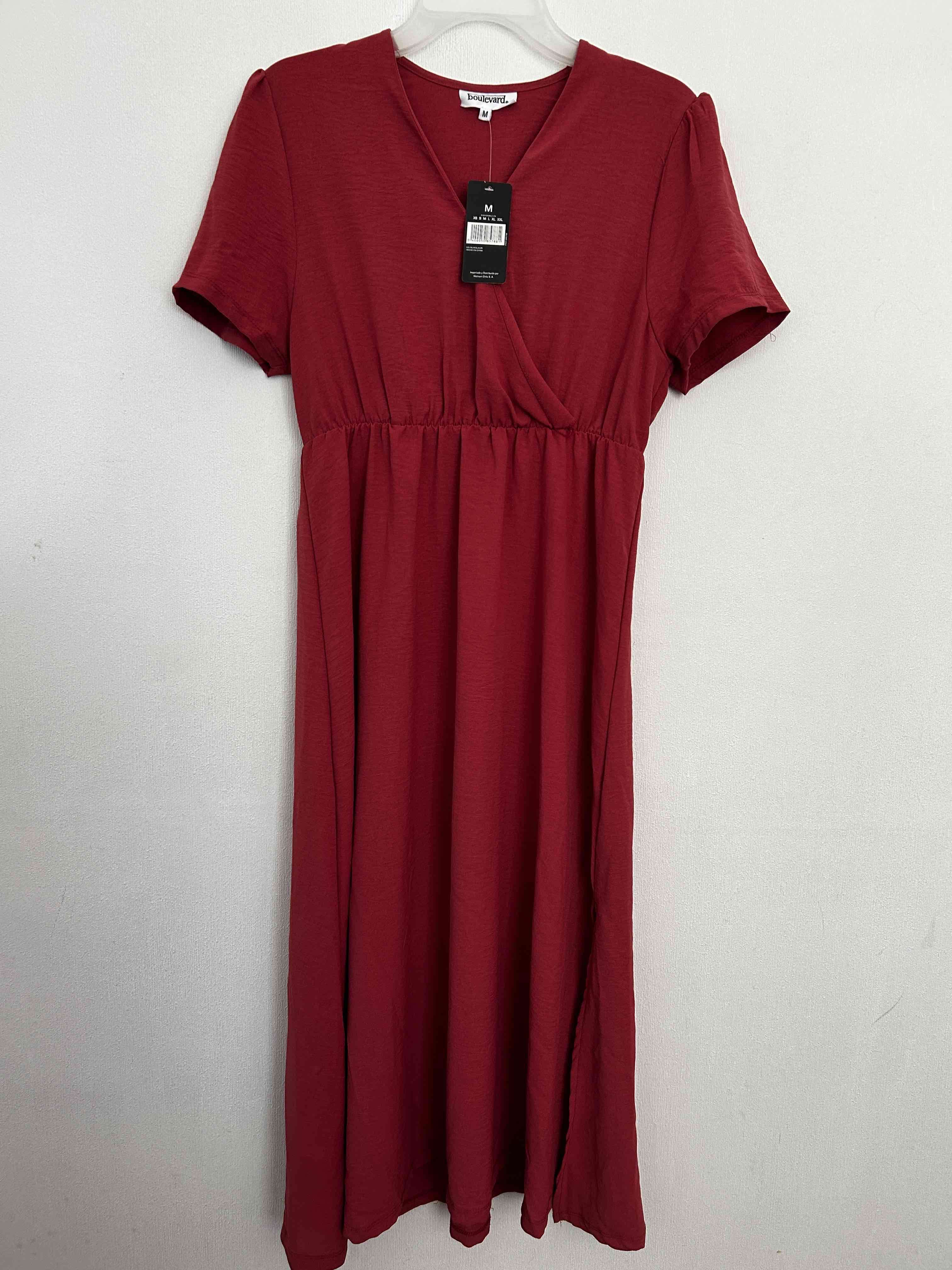 Vestido largo burdeo con etiqueta