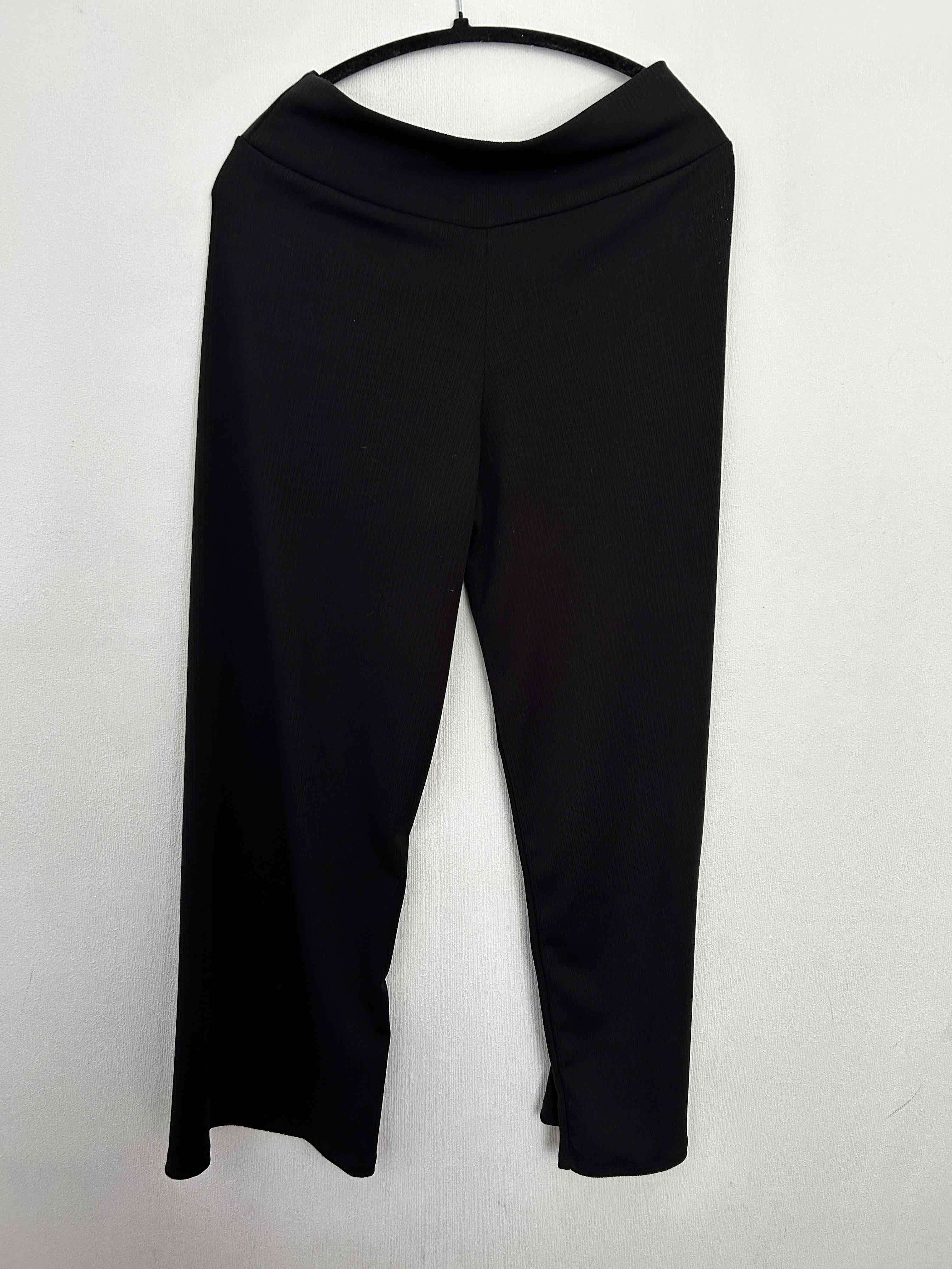 Pantalones negros básicos