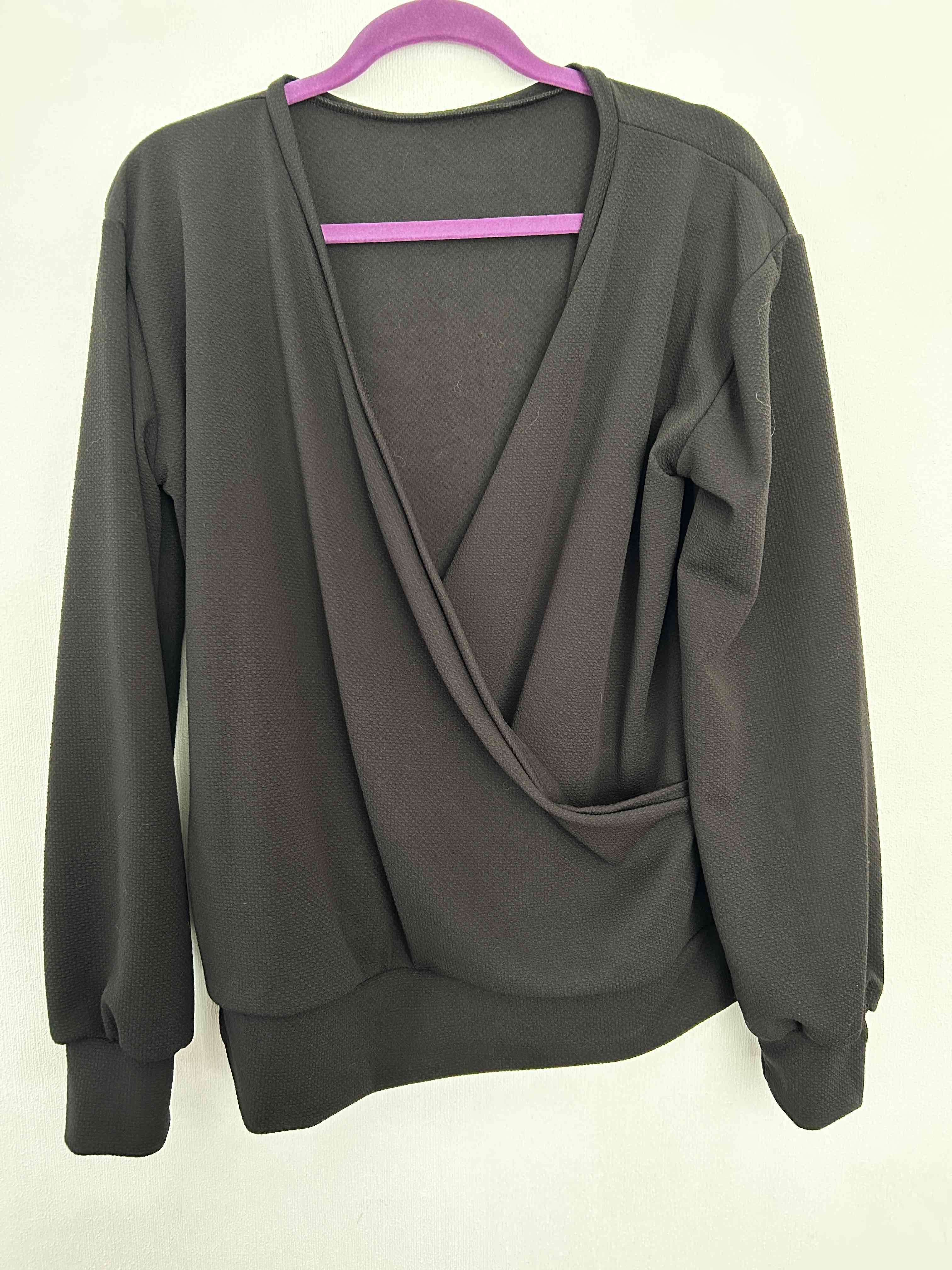 Polera negra con escote cruzado