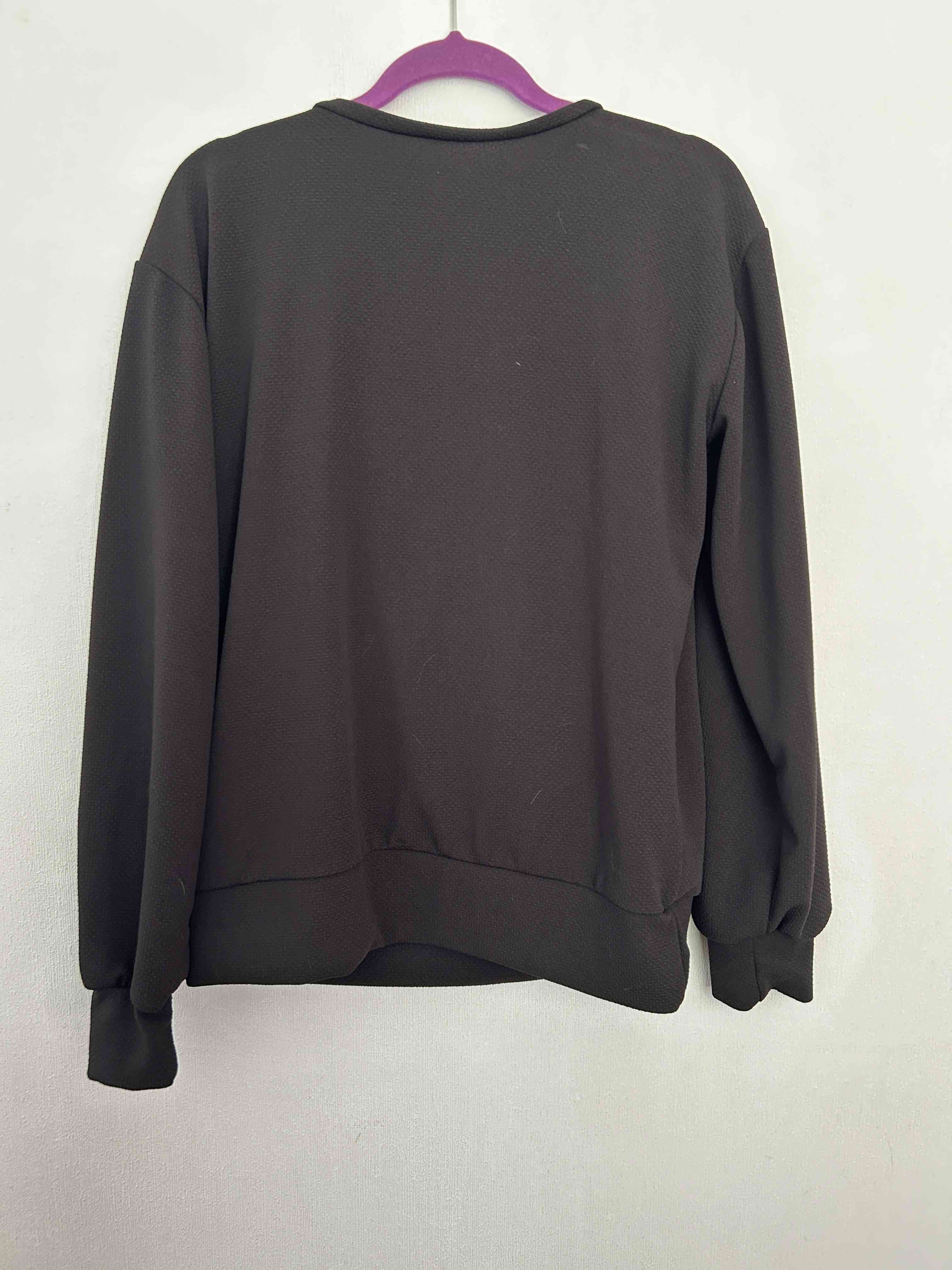 Polera negra con escote cruzado - miniatura 2