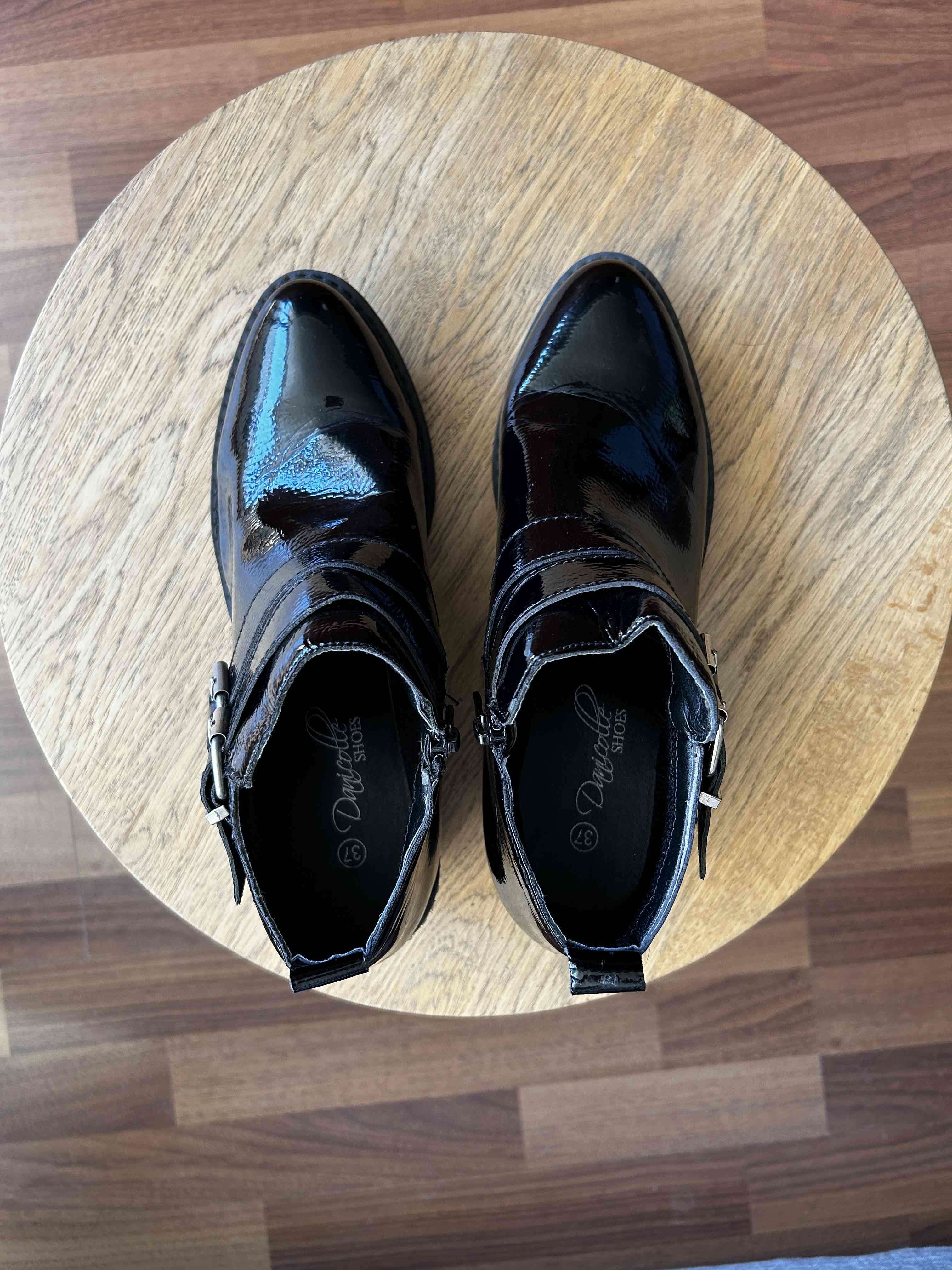 Botines negros de charol con hebilla