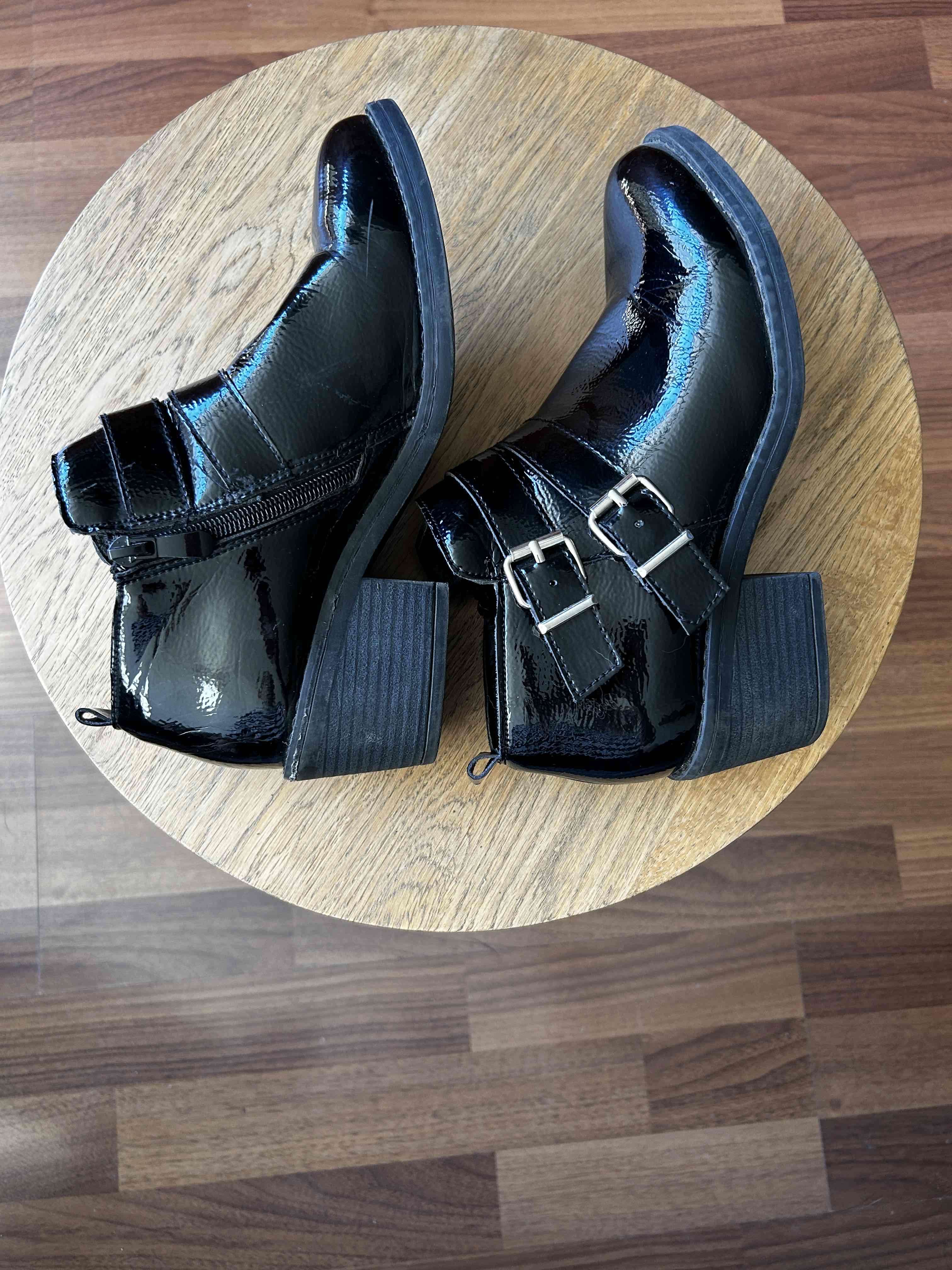 Botines negros de charol con hebilla - miniatura 3