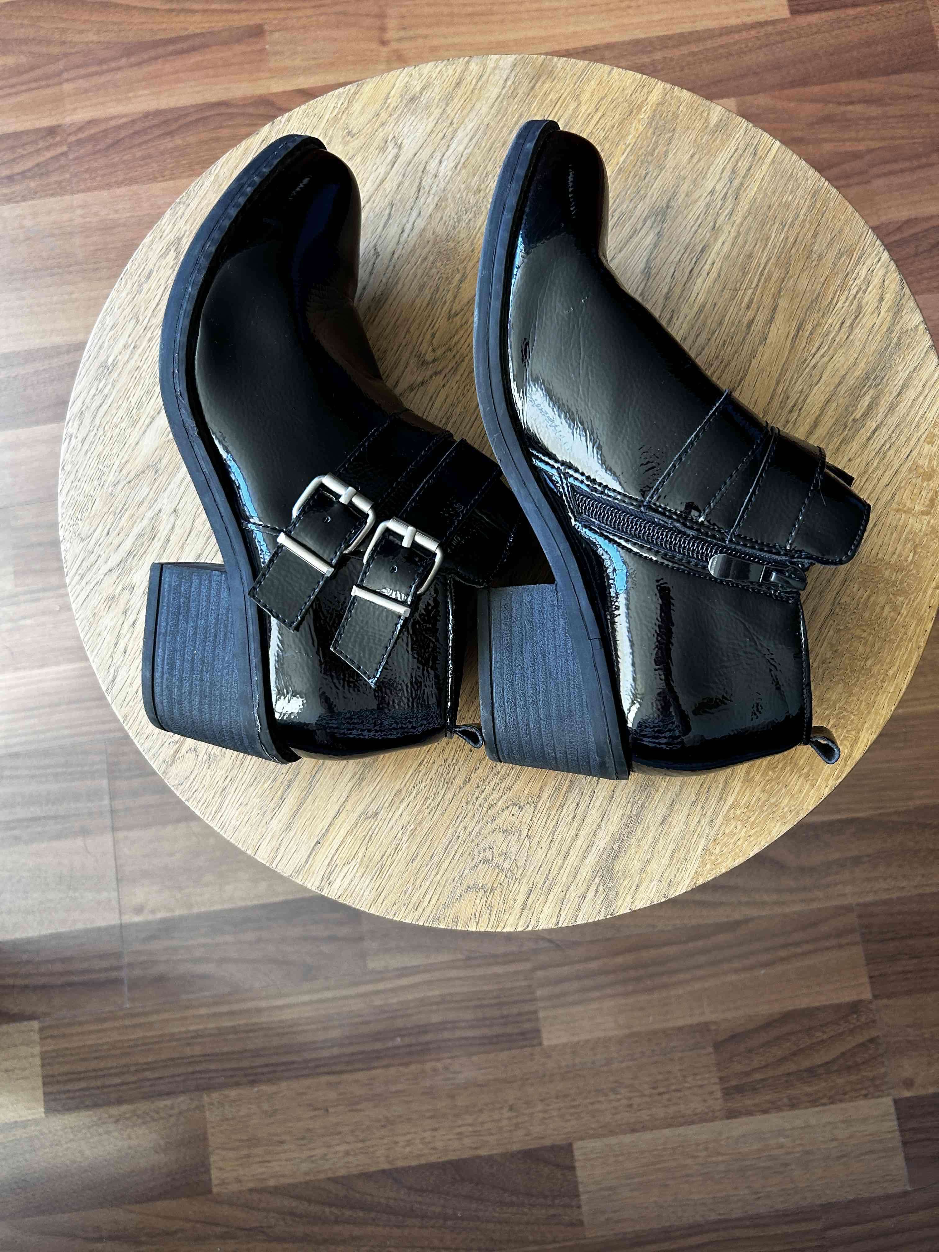 Botines negros de charol con hebilla - miniatura 4