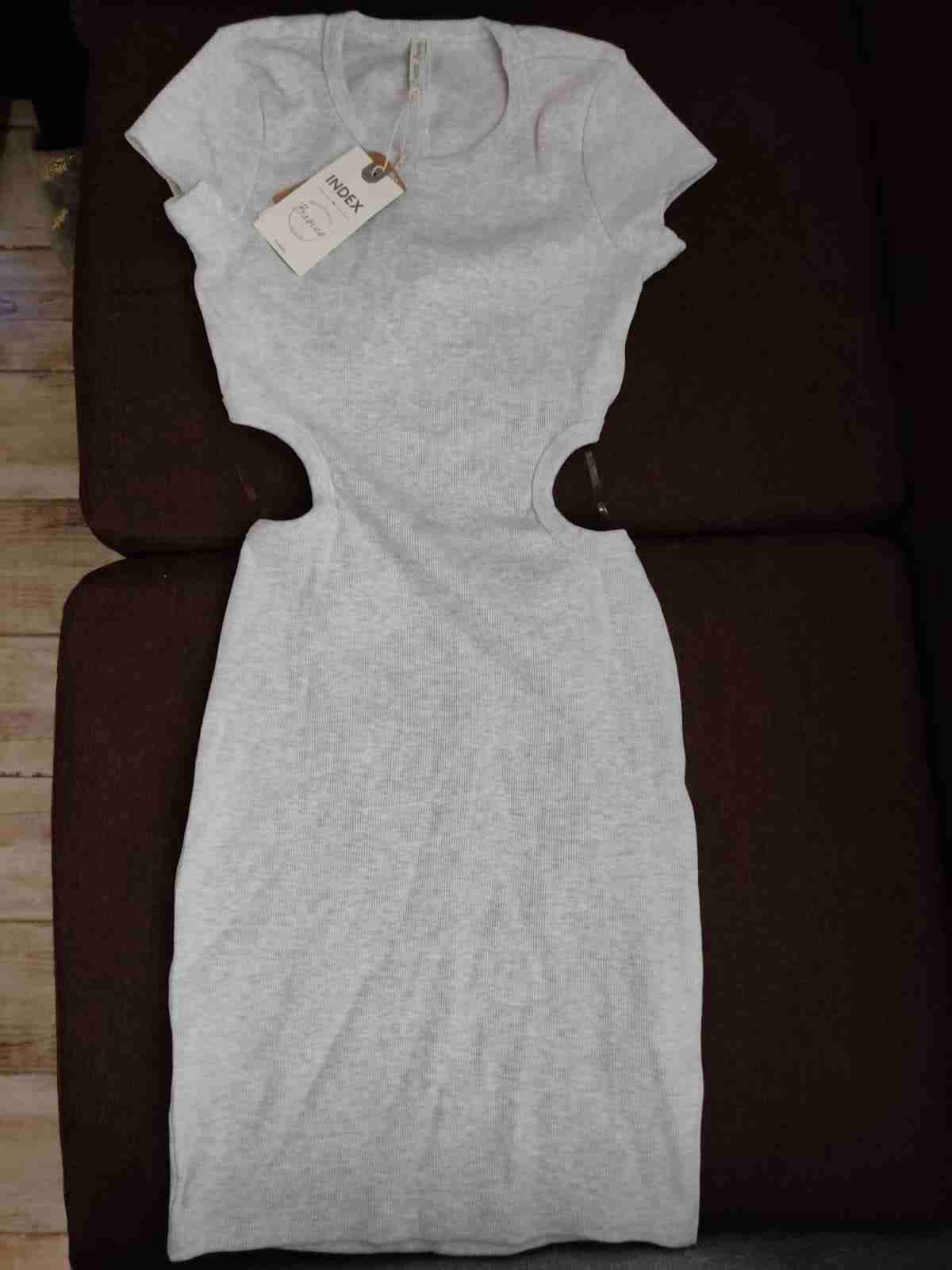 Vestido gris con cortes laterales