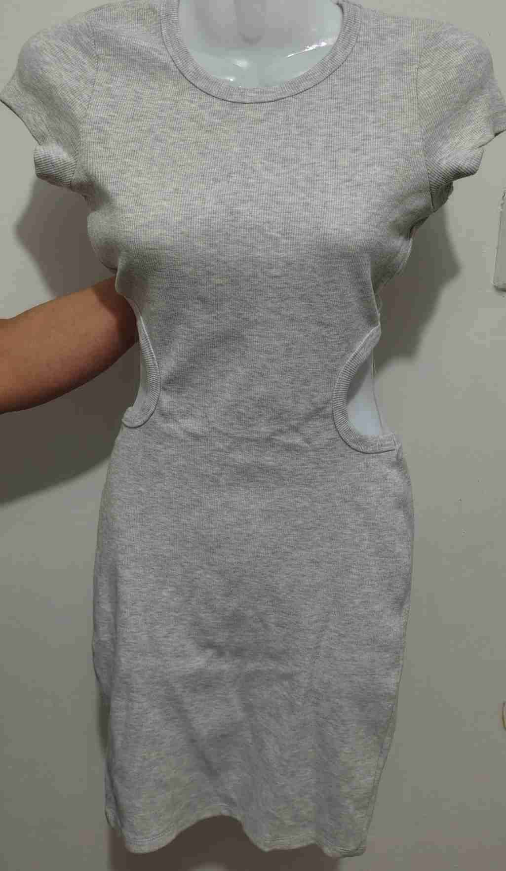 Vestido gris con cortes laterales - miniatura 3