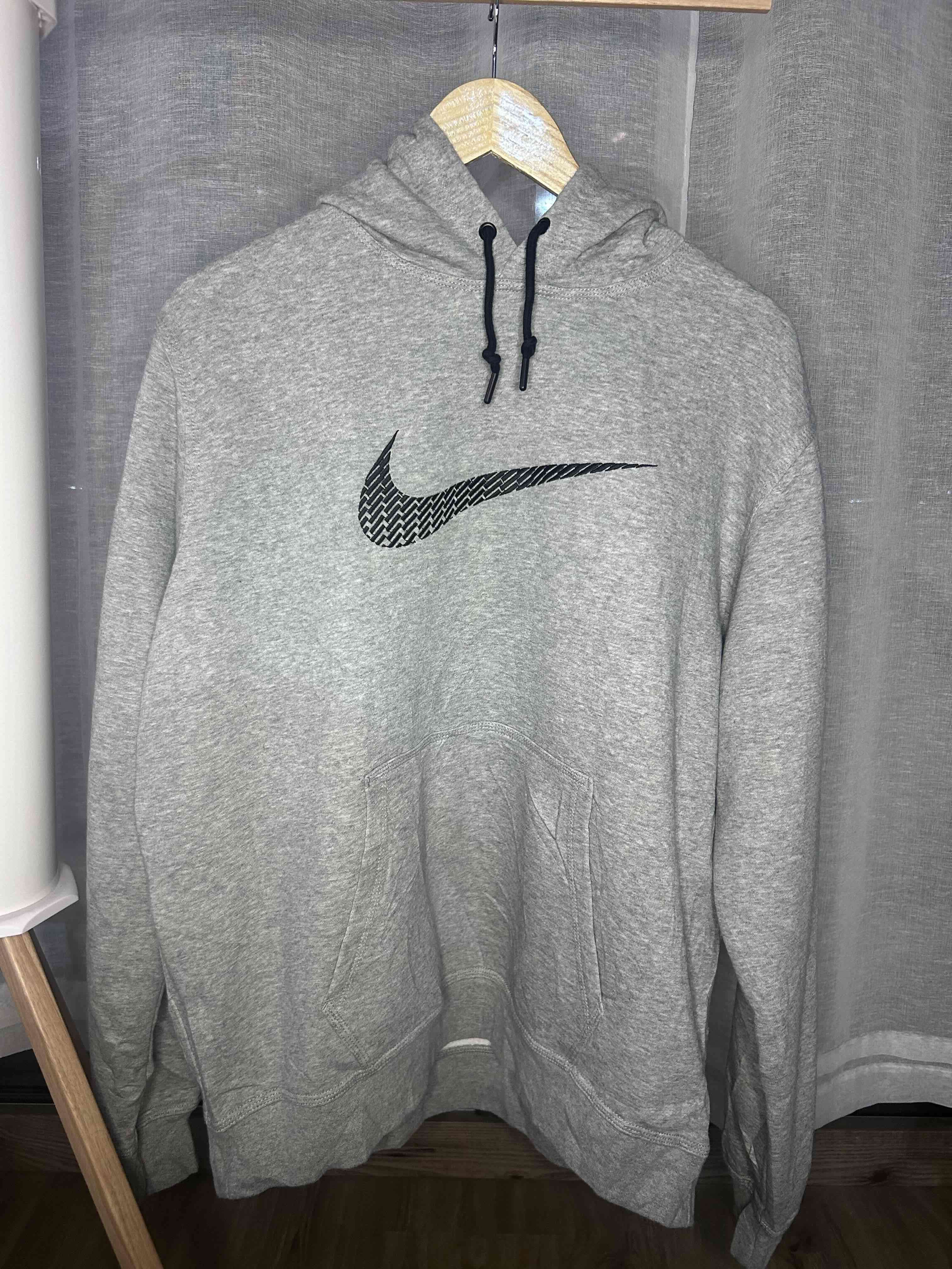 Polerón gris con logo