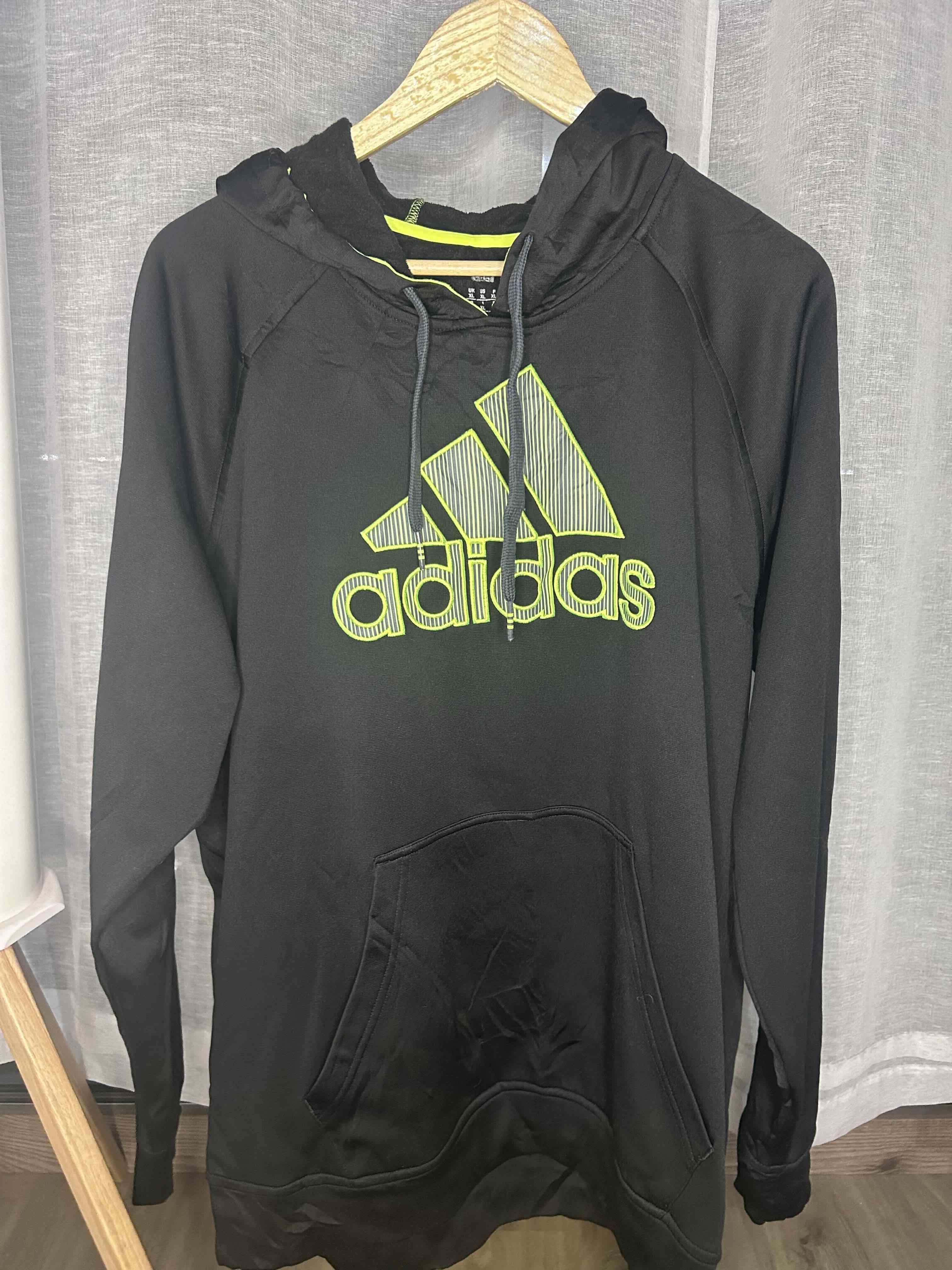 Polerón negro Adidas con capucha