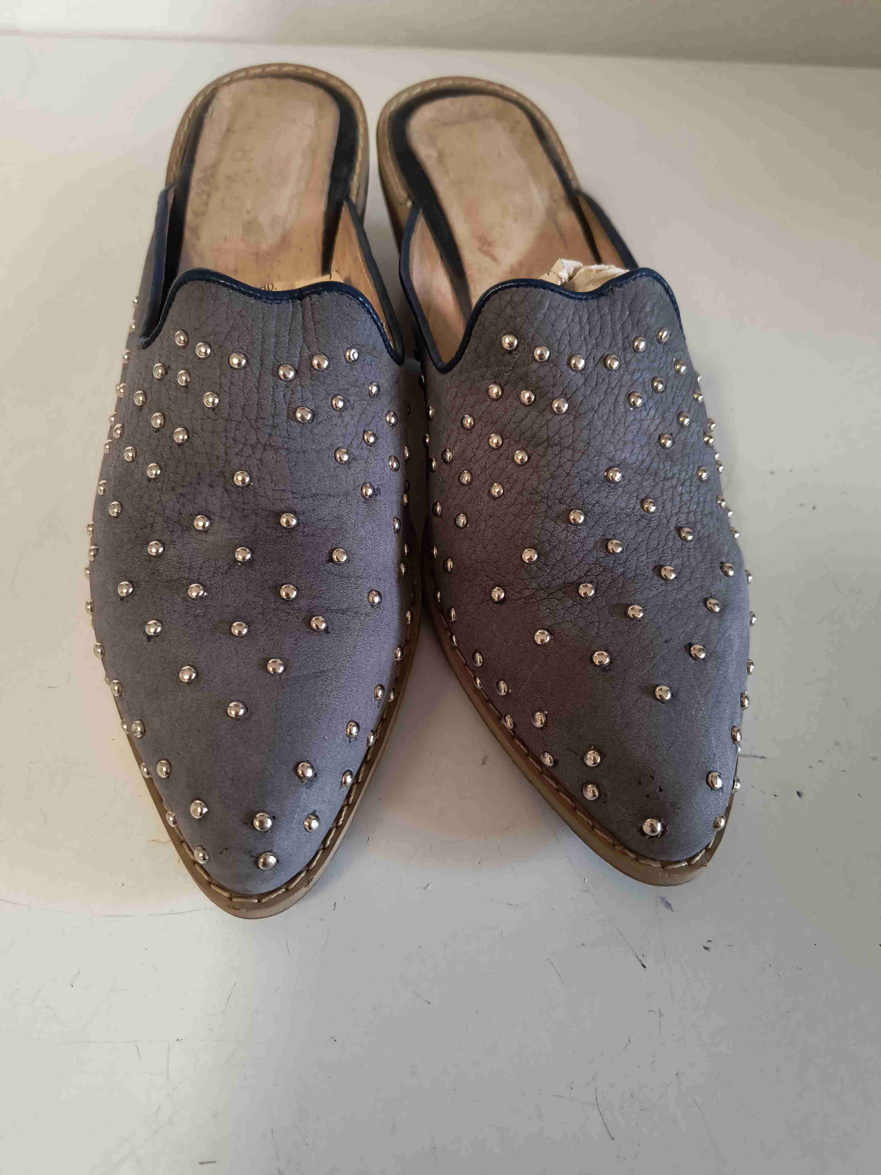 Zuecos gris con tachas - miniatura 2