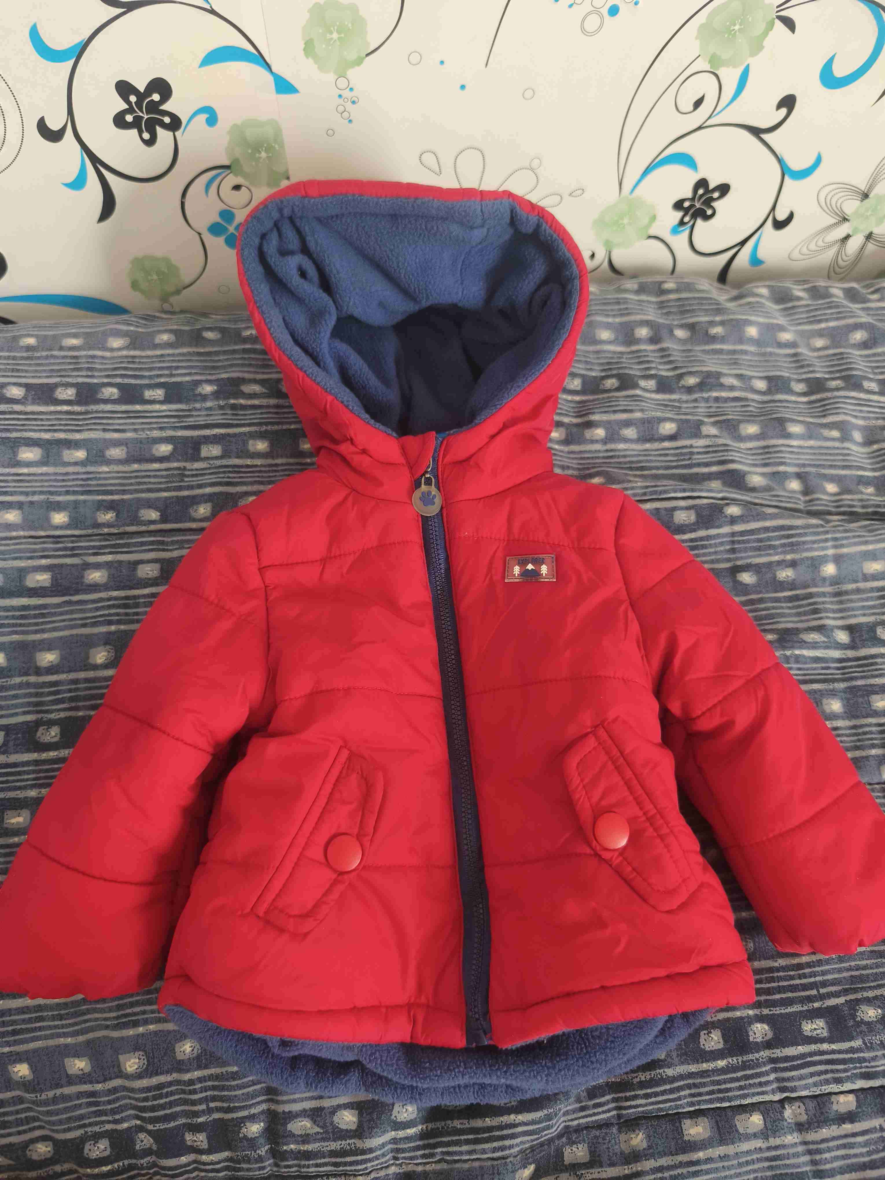 Chaqueta de niño roja con capucha