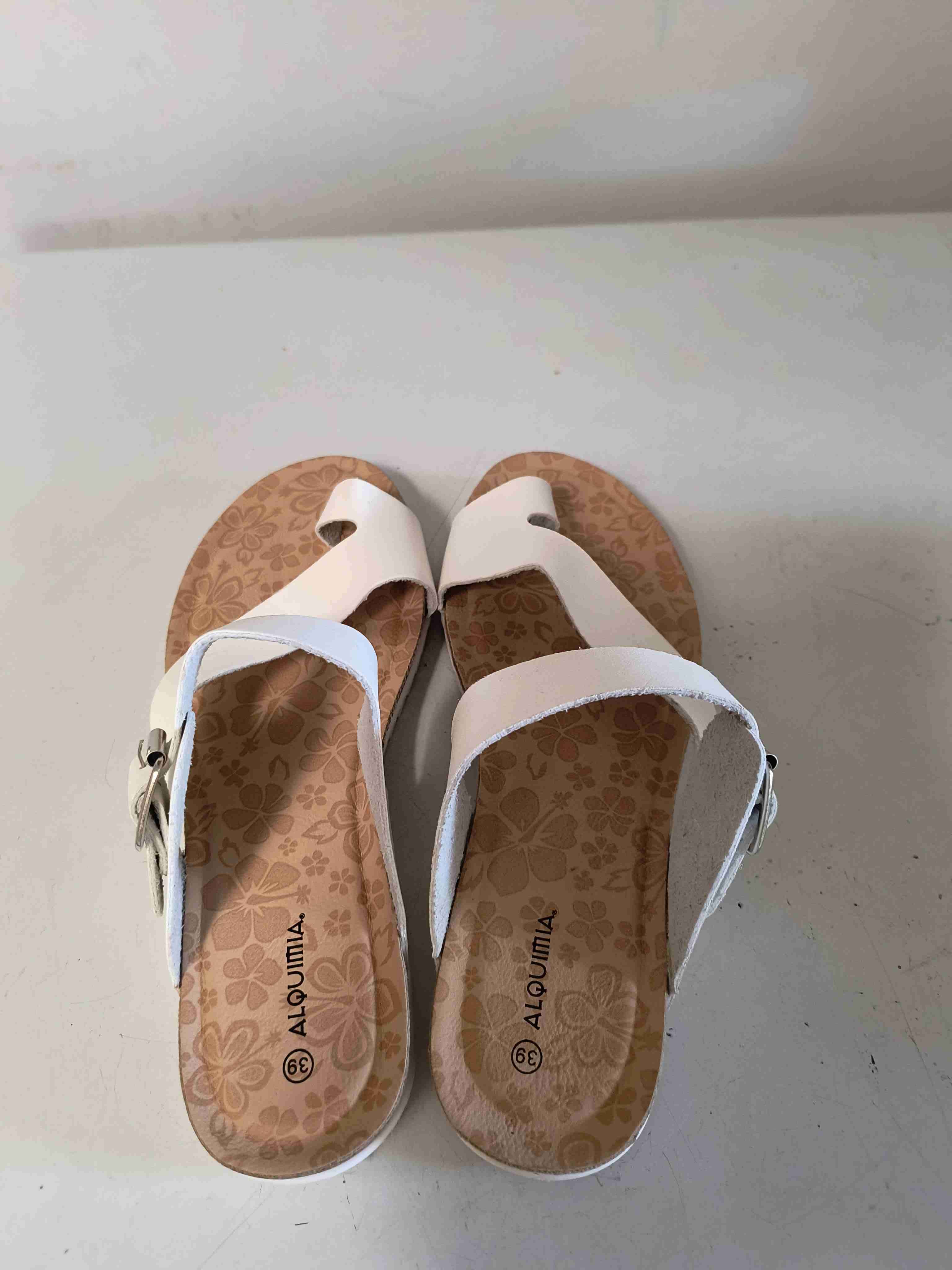 Sandalias planas blancas con hebilla - miniatura 2