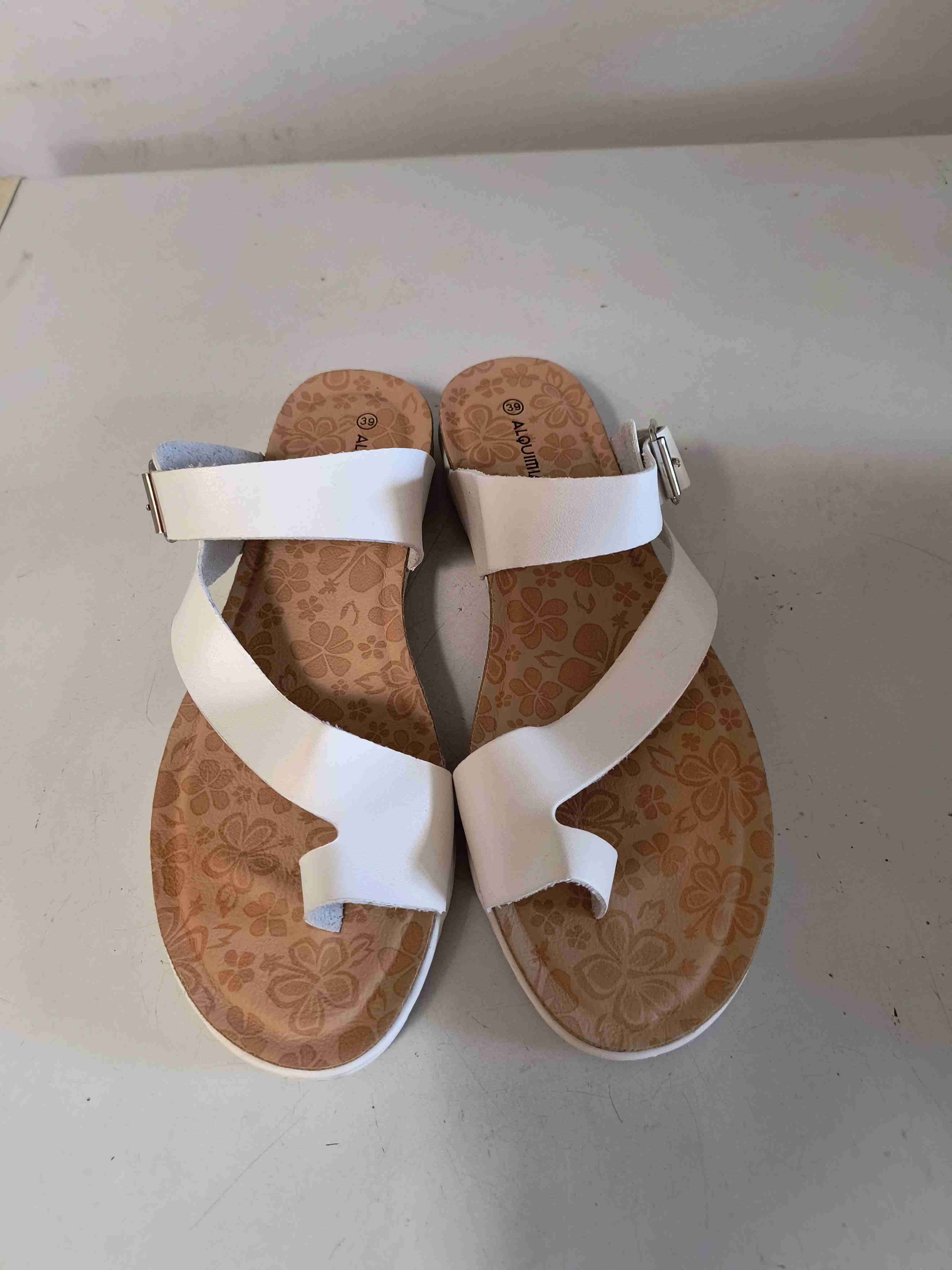 Sandalias planas blancas con hebilla - miniatura 3
