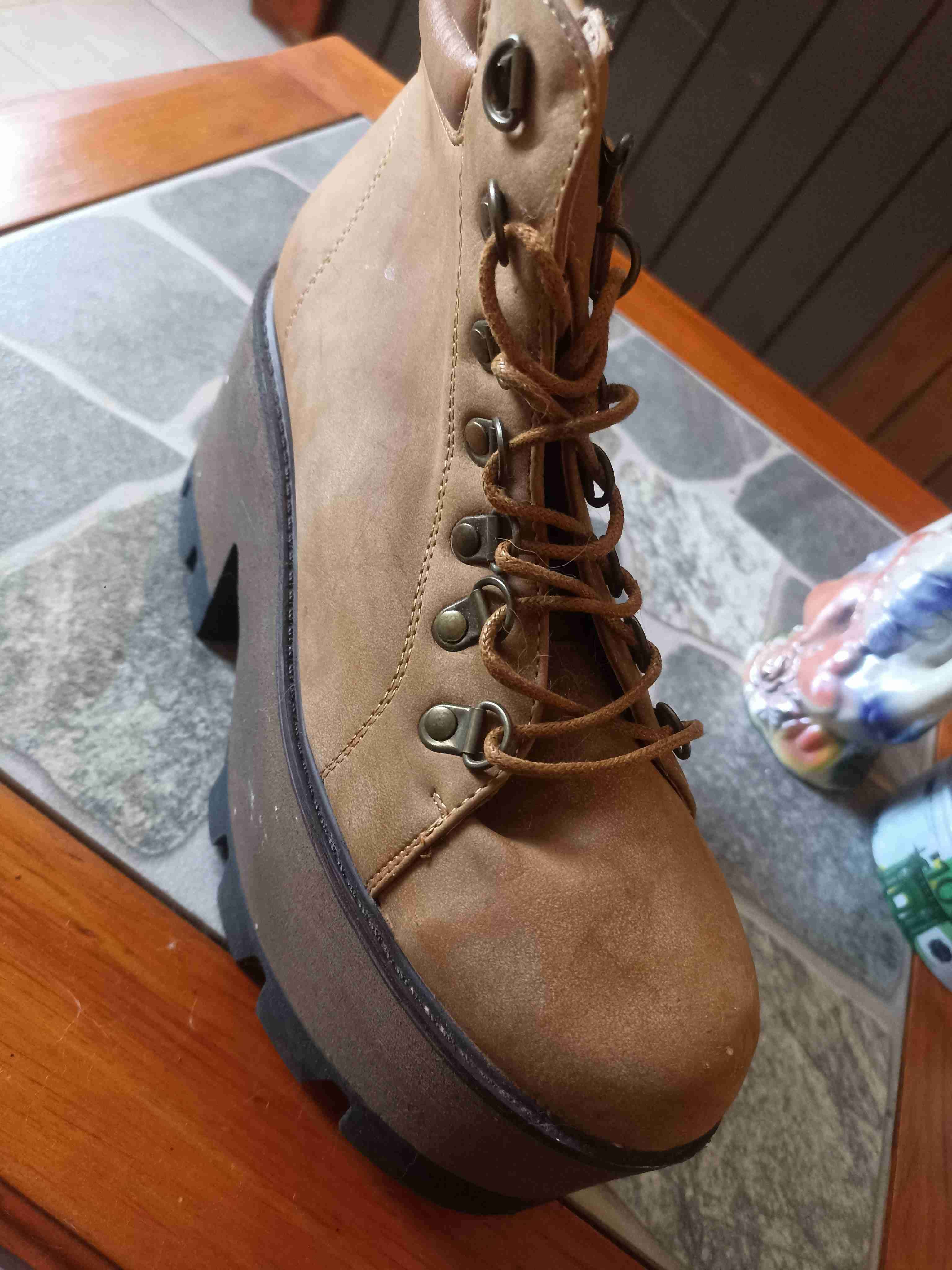 Botín plataforma marrón con cordones y botin negro - miniatura 2