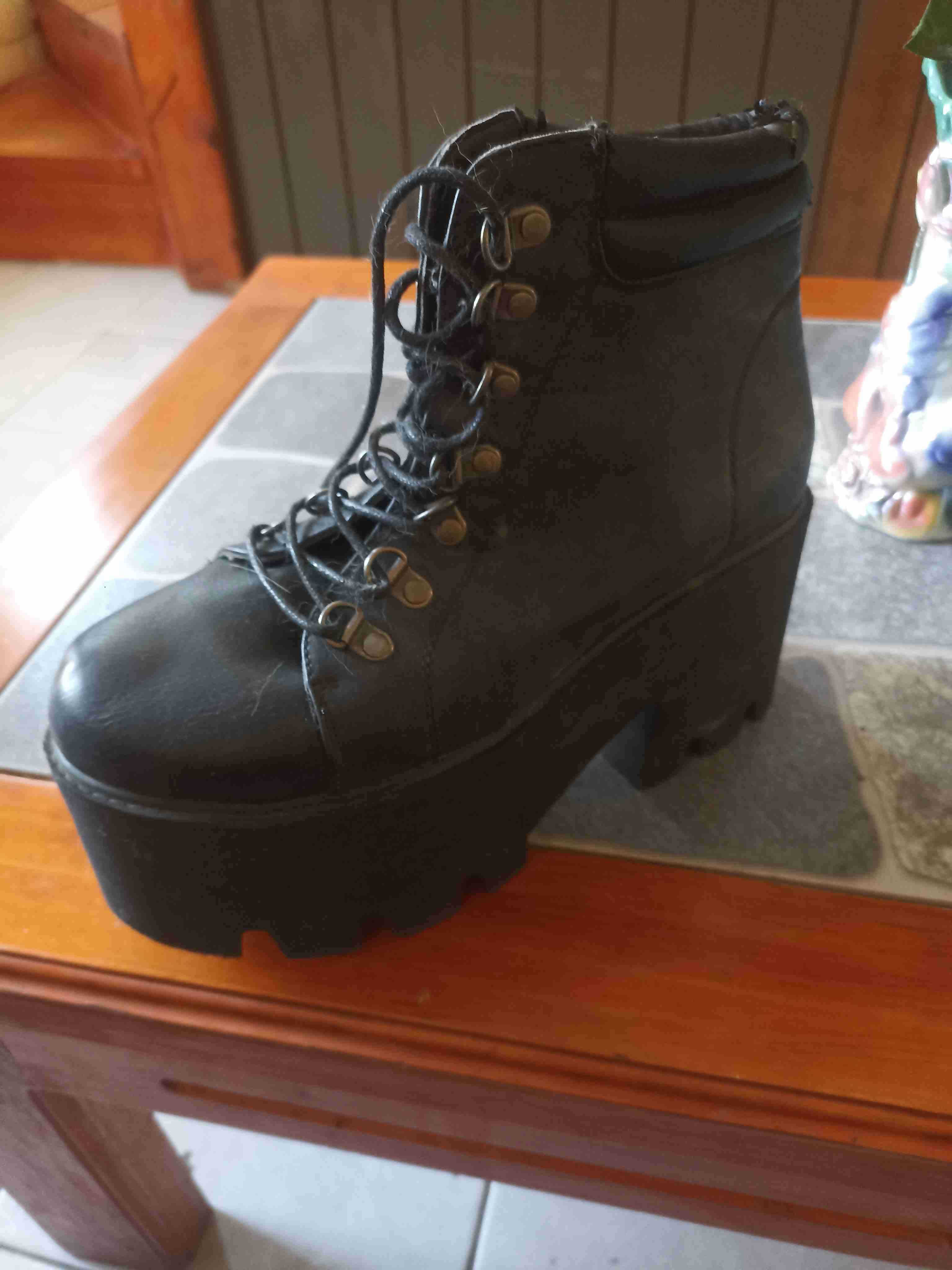 Botín plataforma marrón con cordones y botin negro - miniatura 3