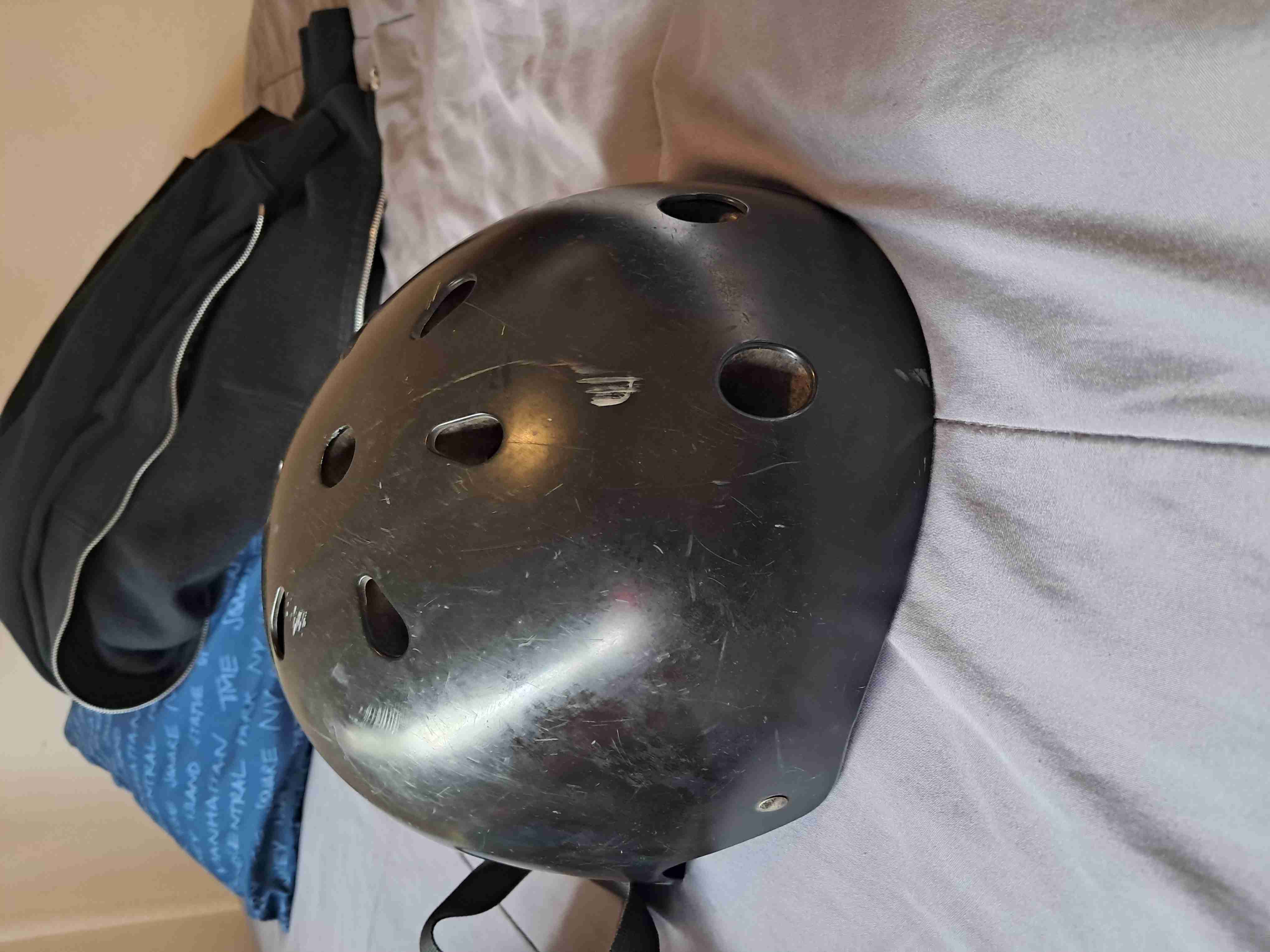 Casco protector negro usado