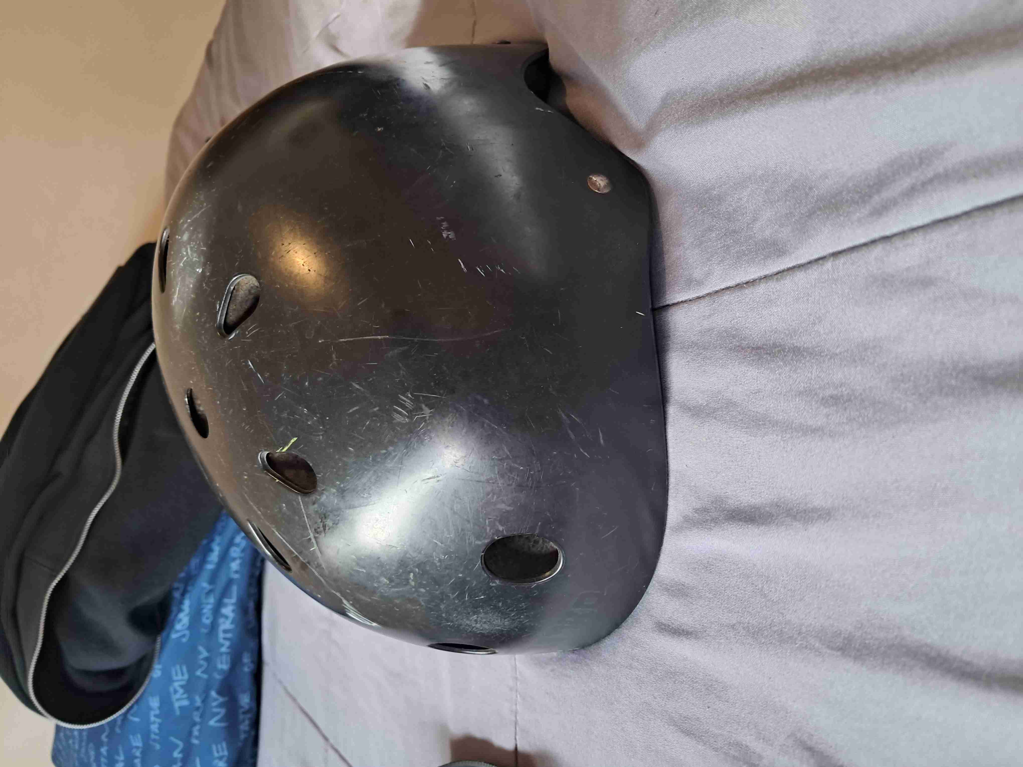 Casco protector negro usado - 2