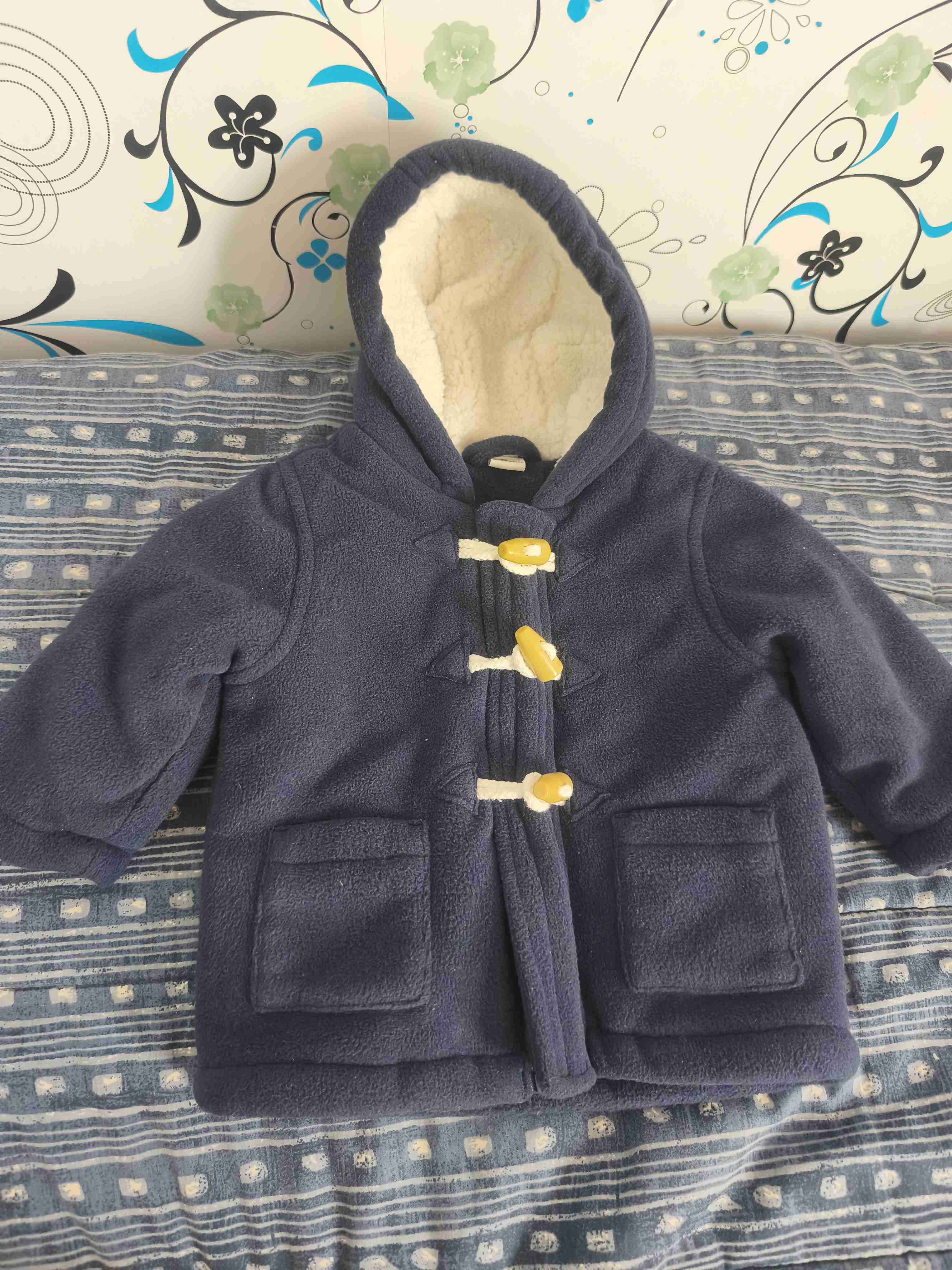 Abrigo infantil azul con capucha