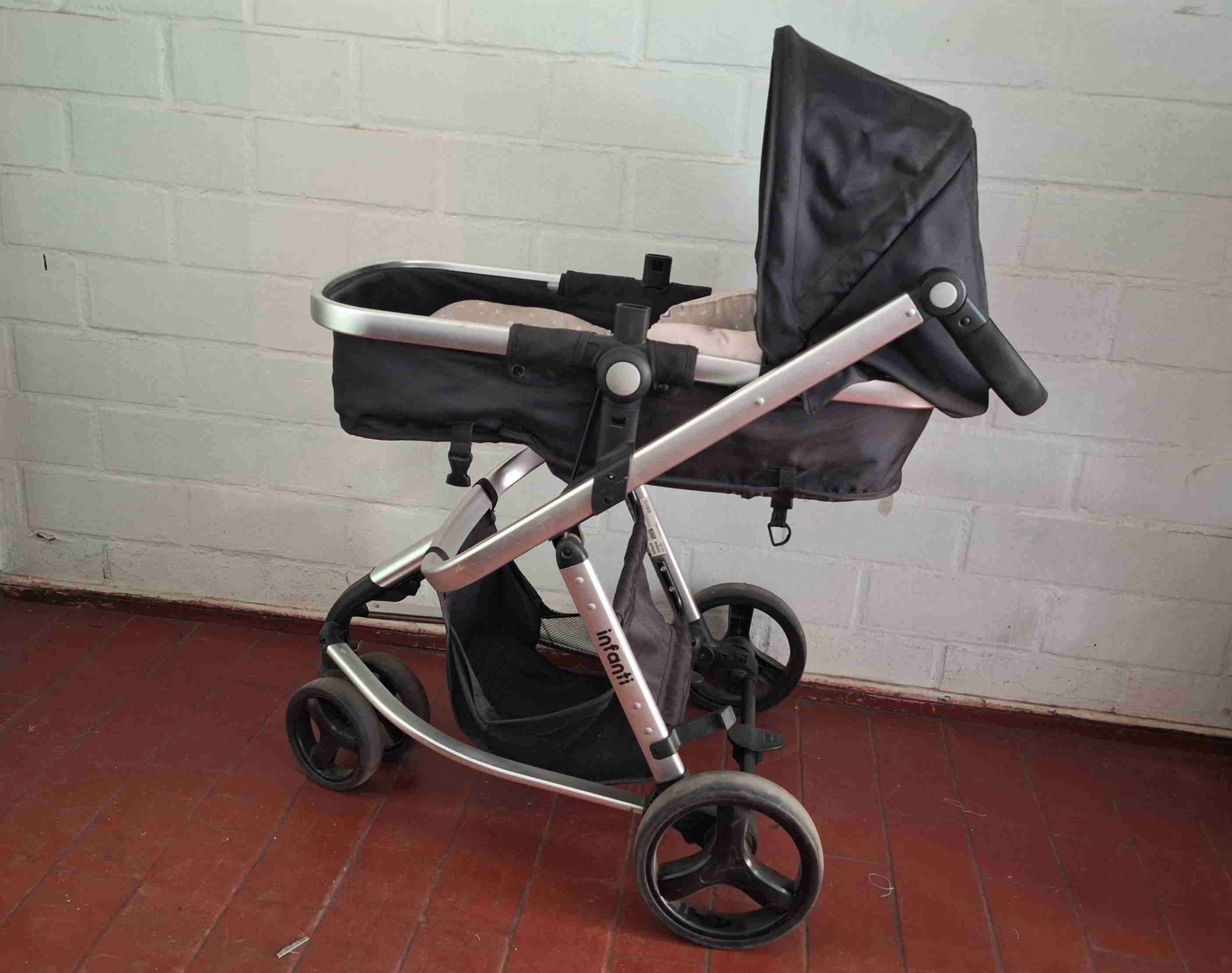 Coche bebé Infanti negro y Silla para auto