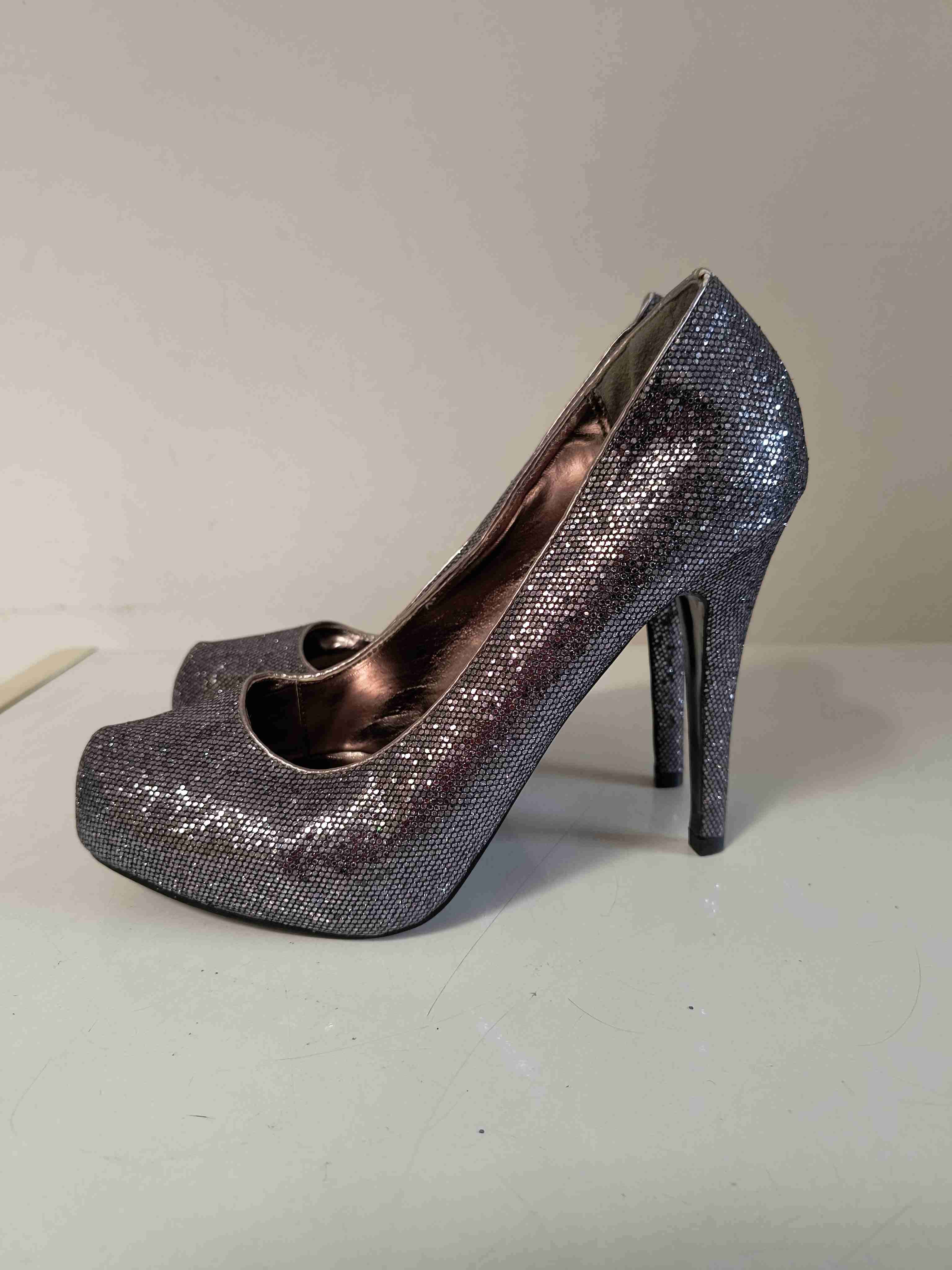 Tacones plateados con brillo - miniatura 2