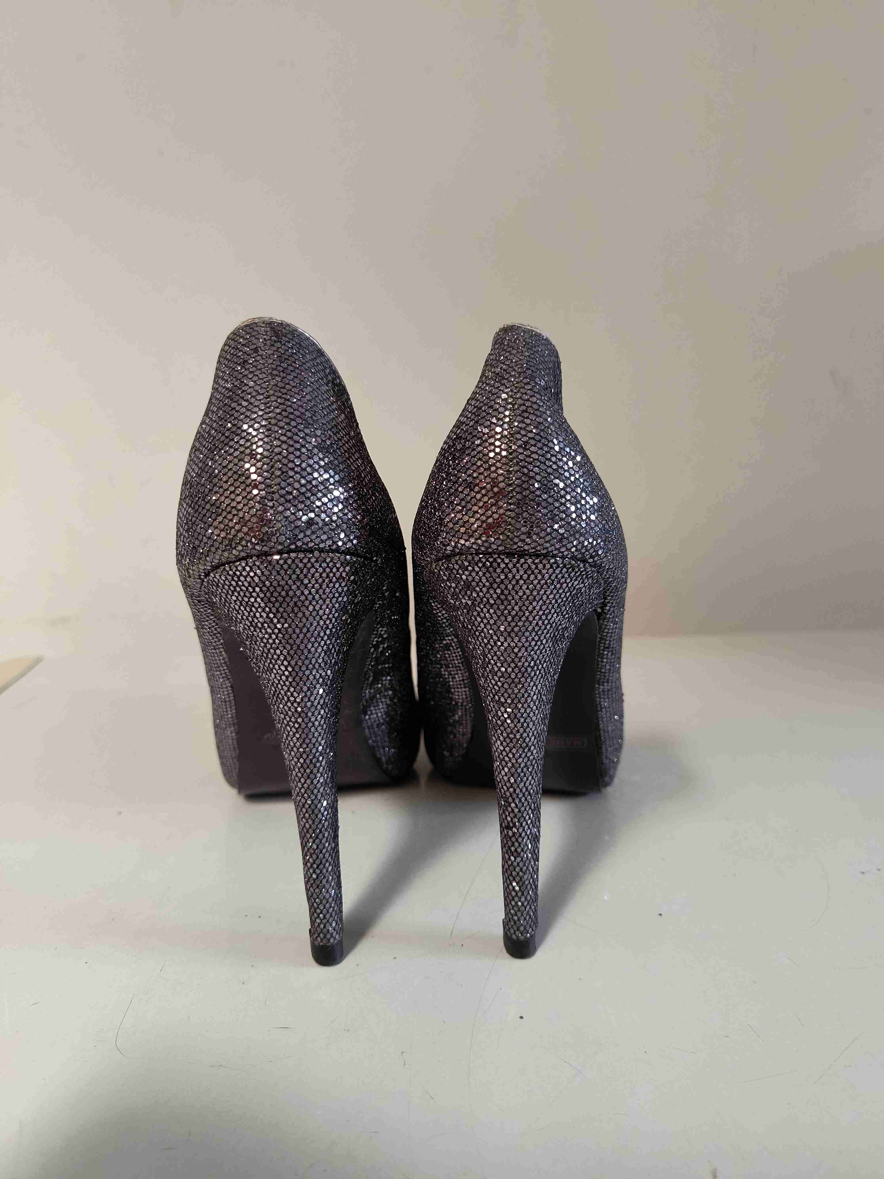 Tacones plateados con brillo - miniatura 3