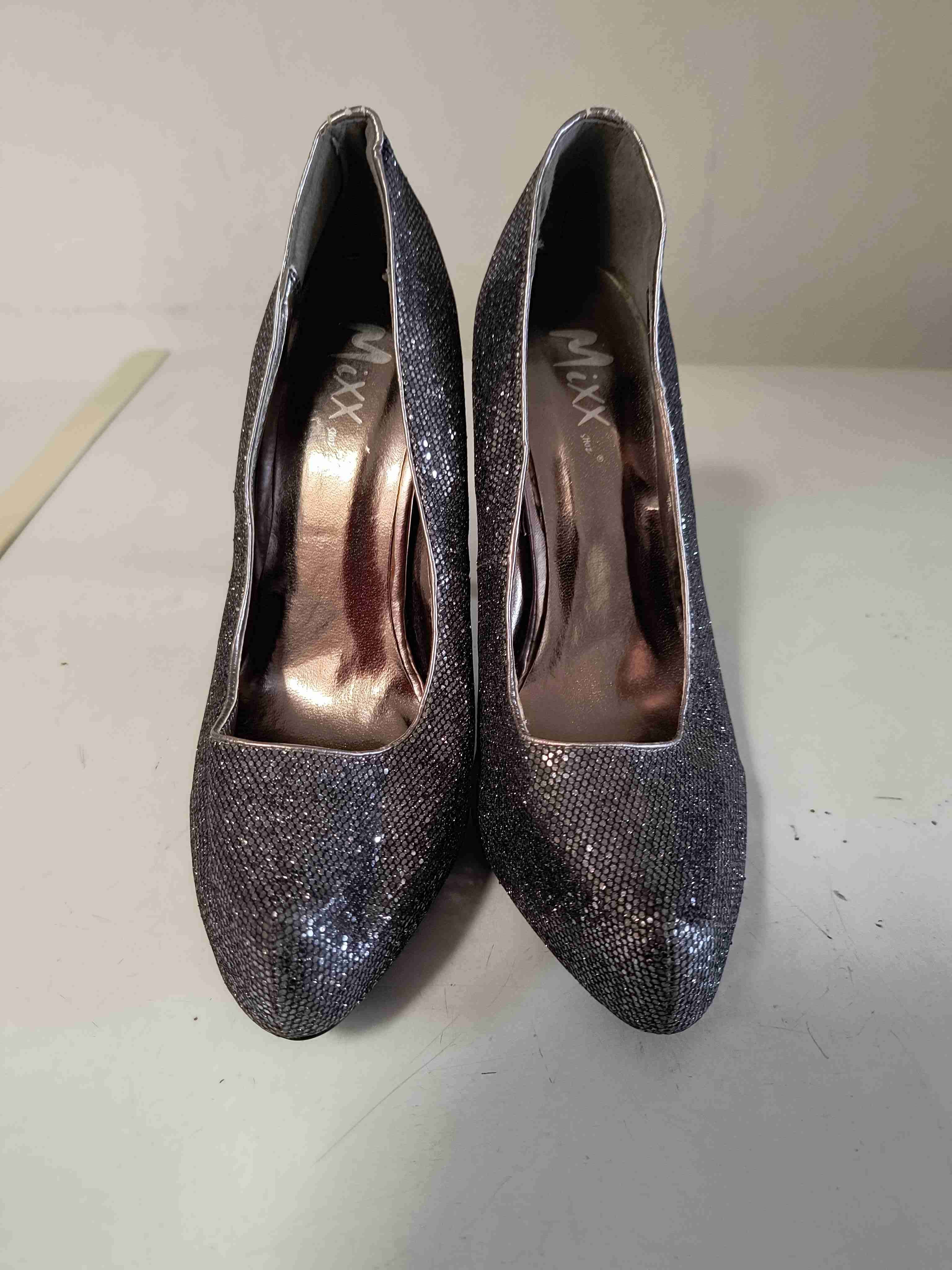 Tacones plateados con brillo - miniatura 4