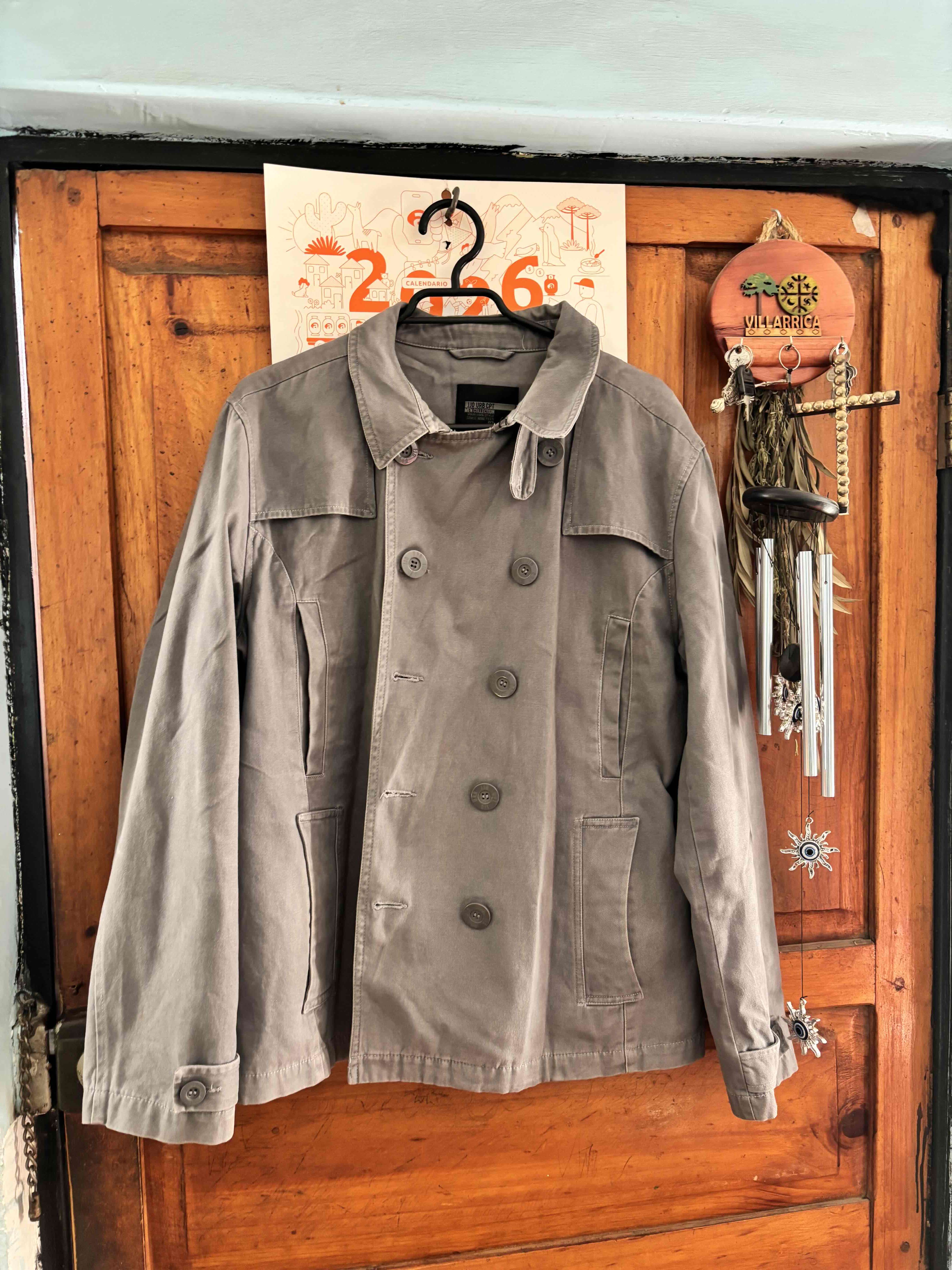 Chaqueta gris abotonada hombre