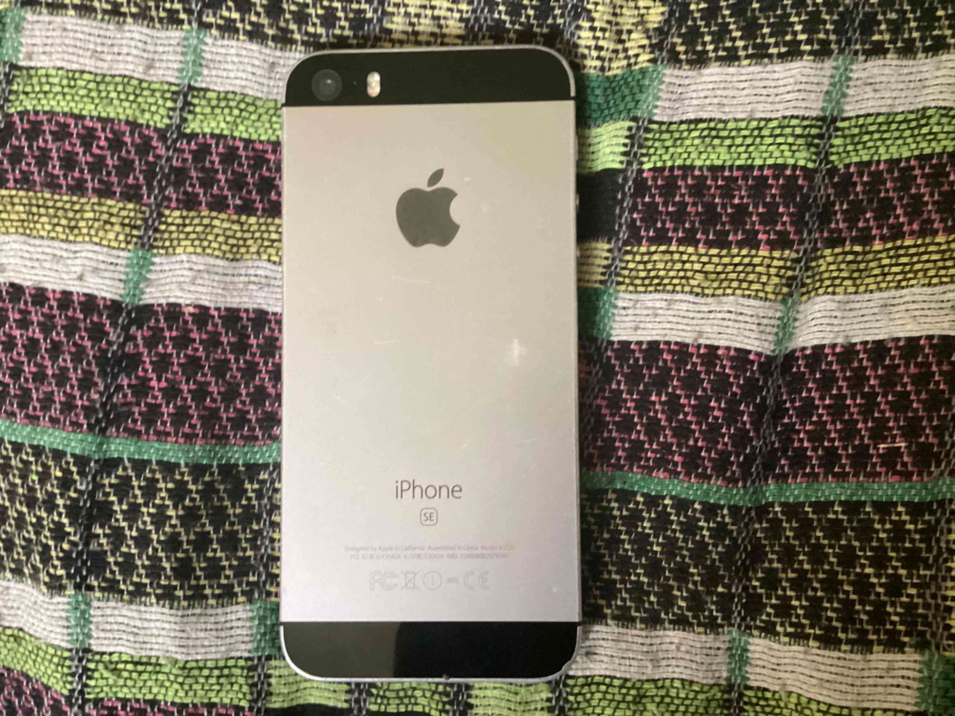 iPhone SE gris en buen estado - miniatura 2