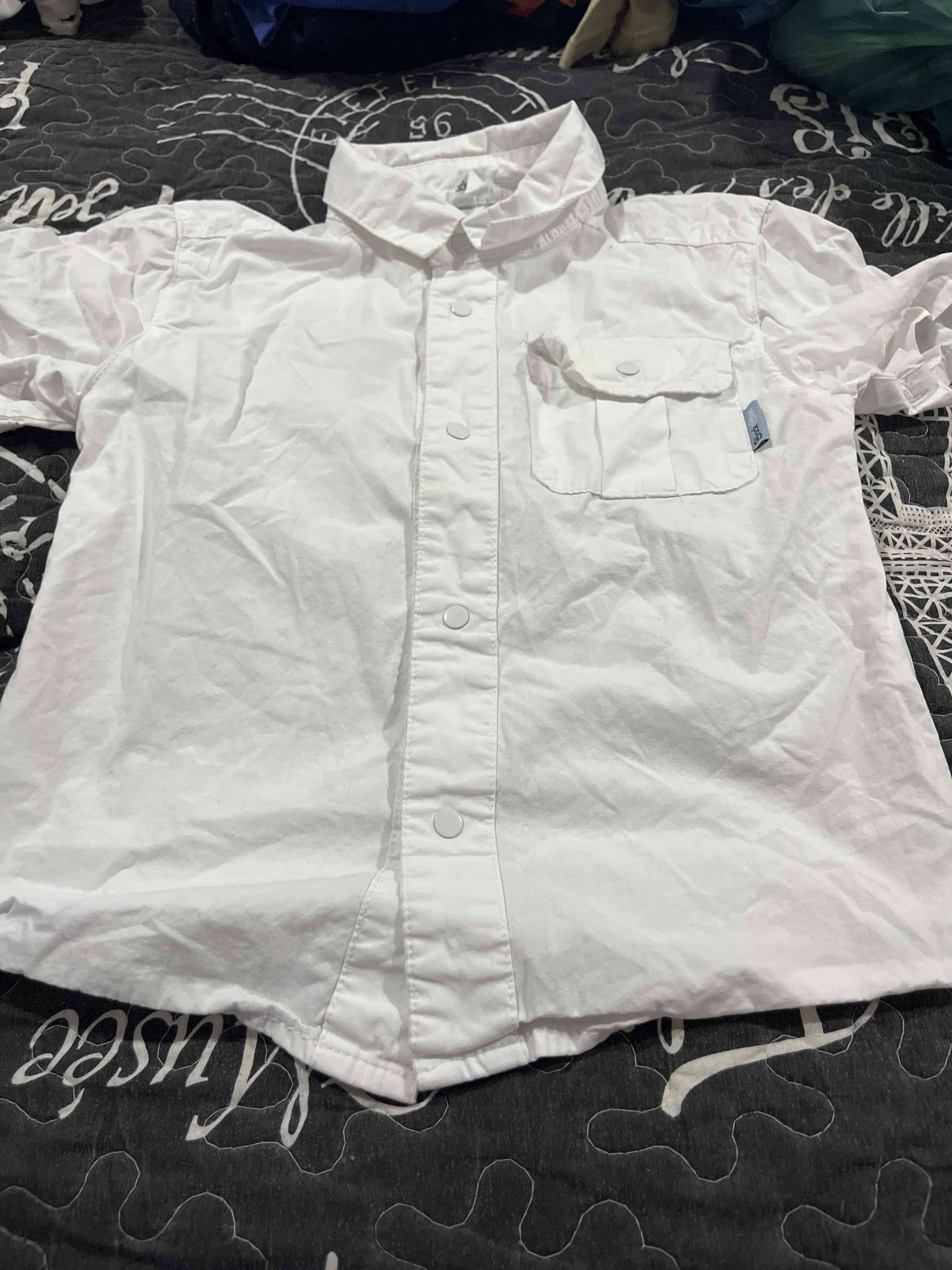 Camisa blanca para niño
