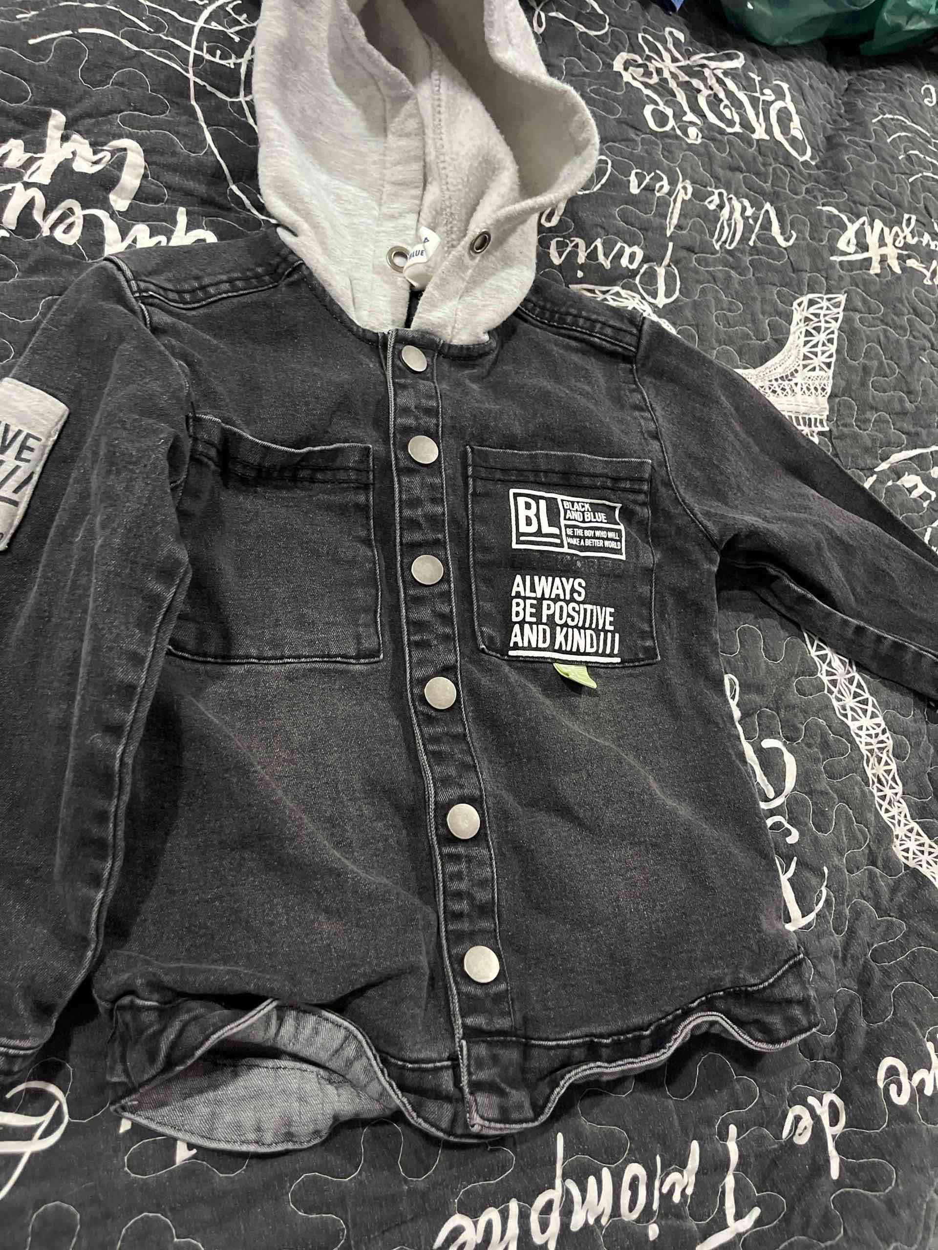 Chaqueta de mezclilla con capucha