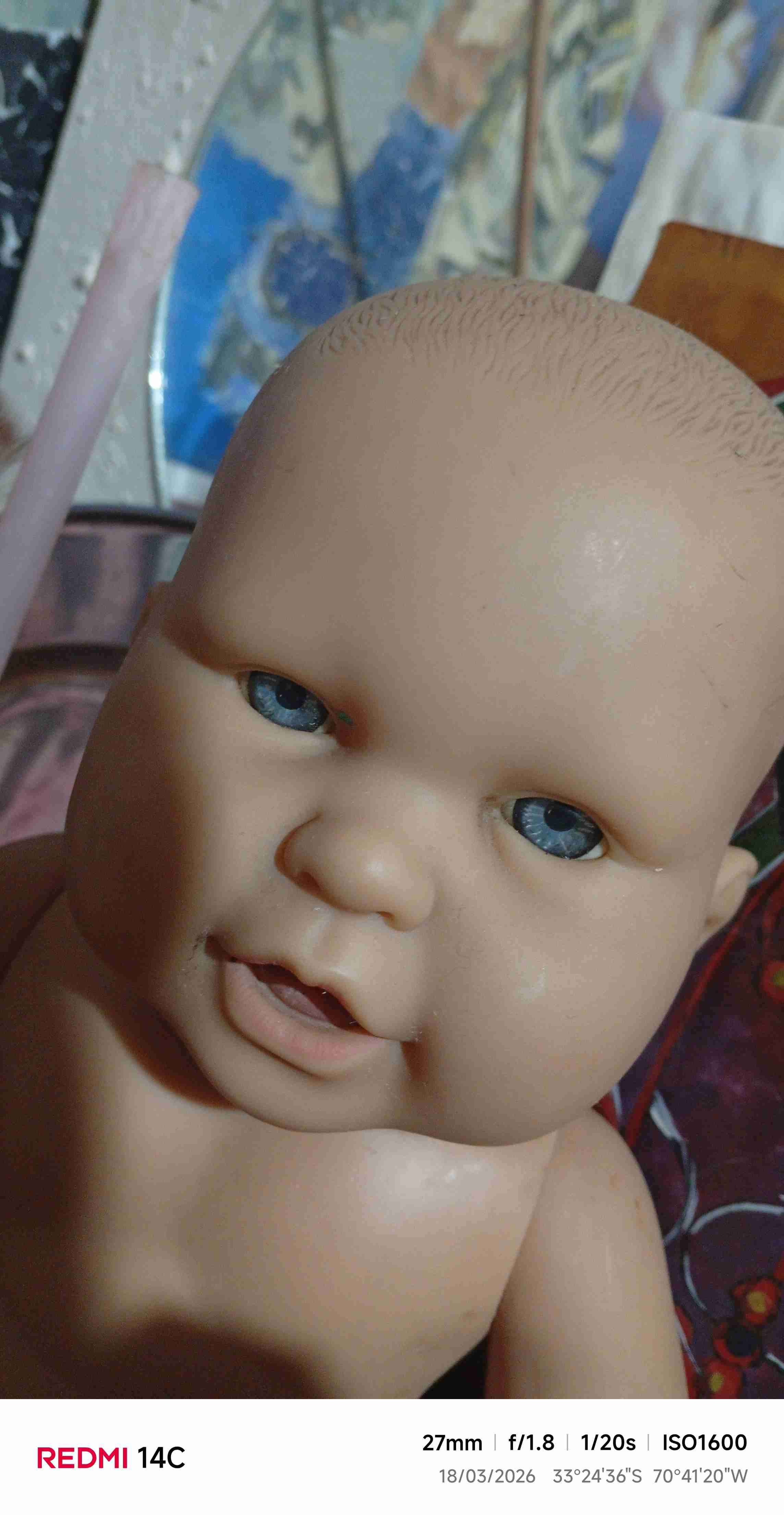 Muñeca bebé con ojos azules