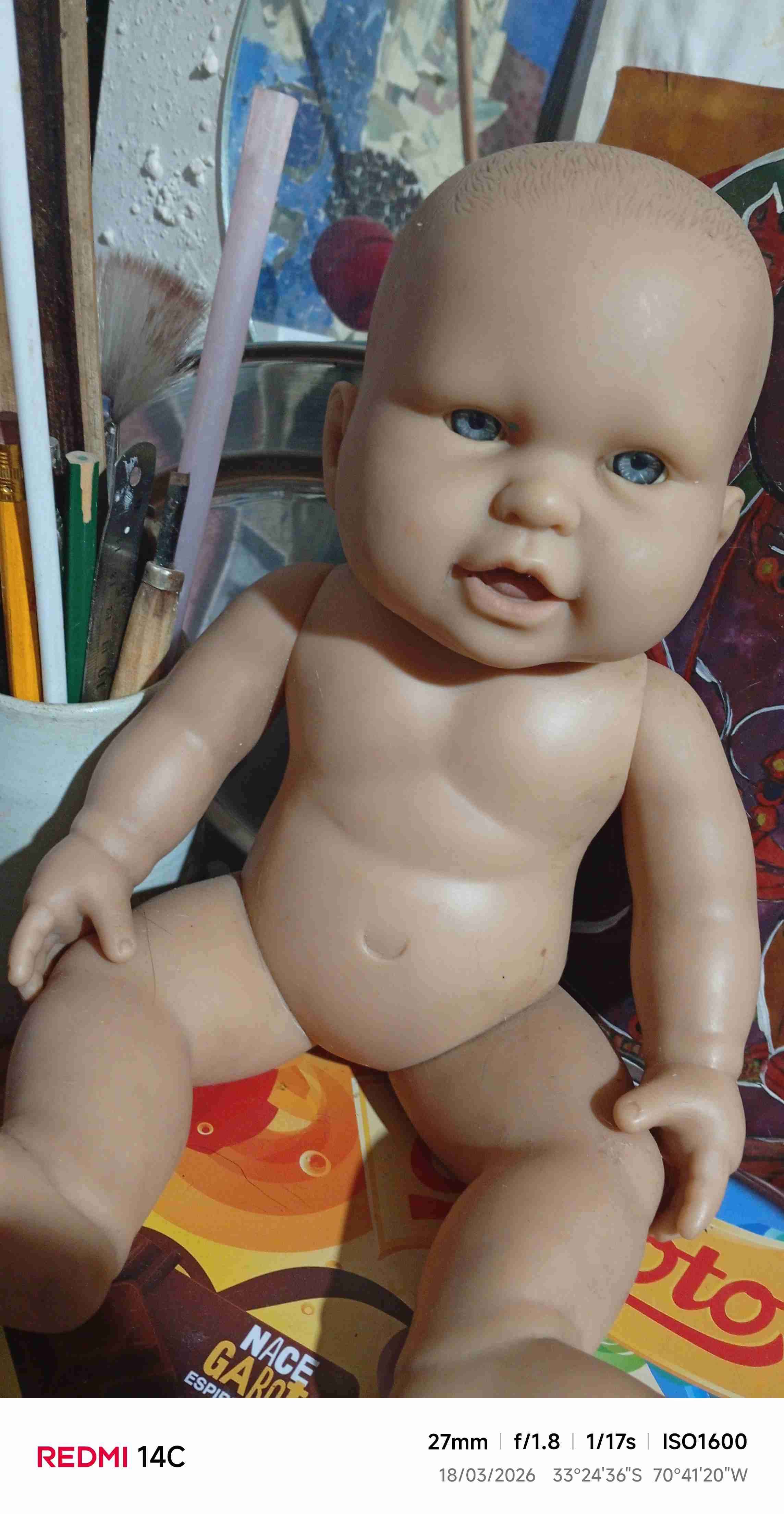 Muñeca bebé con ojos azules - miniatura 2