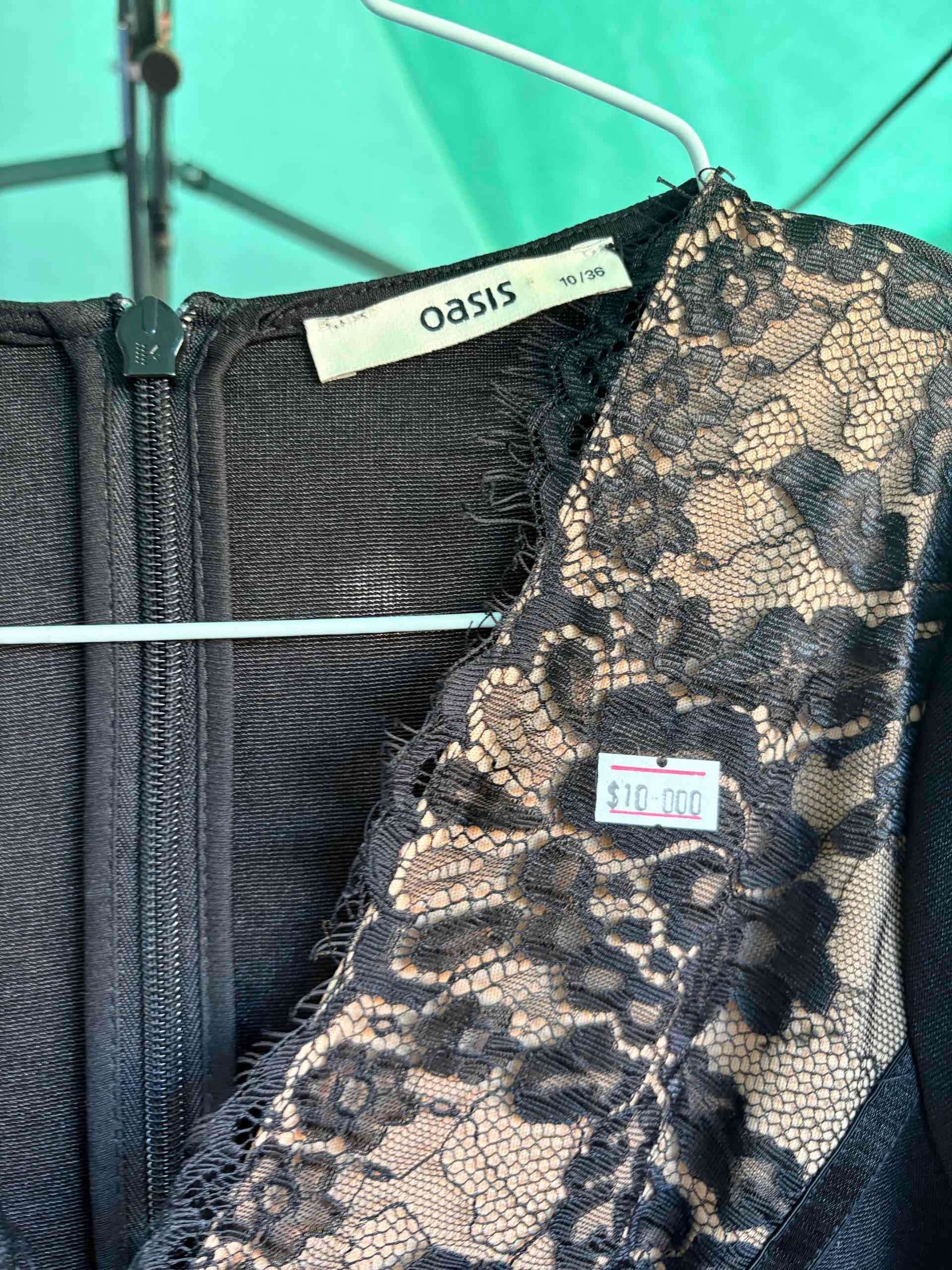 Vestido negro con encaje - miniatura 2