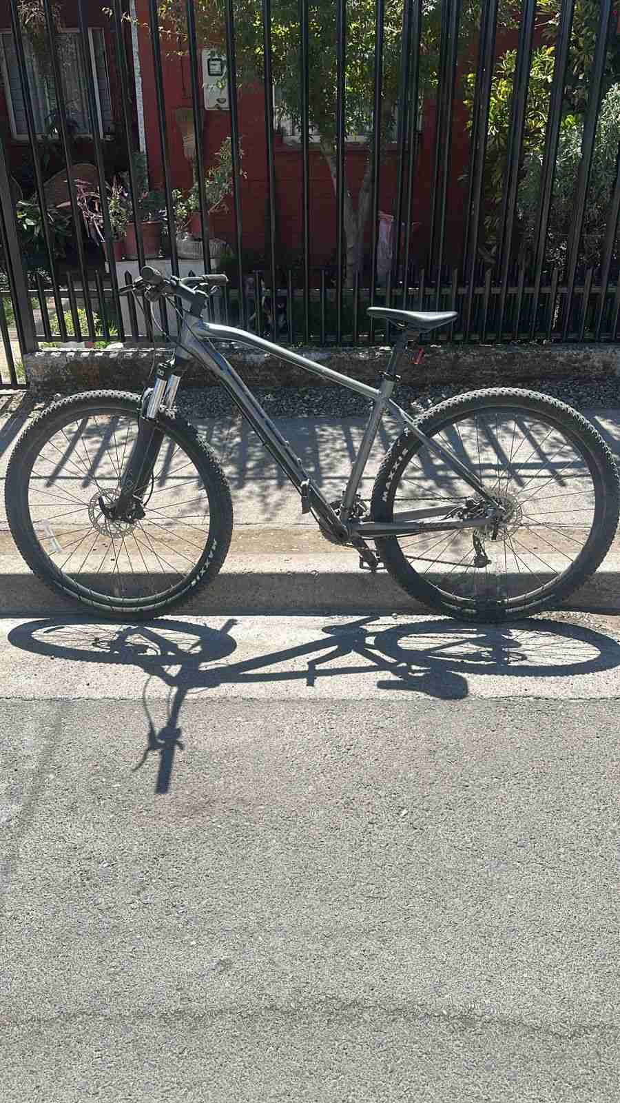 Bicicleta de montaña negra - miniatura 2