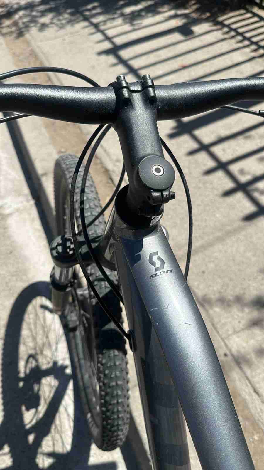 Bicicleta de montaña negra - miniatura 3