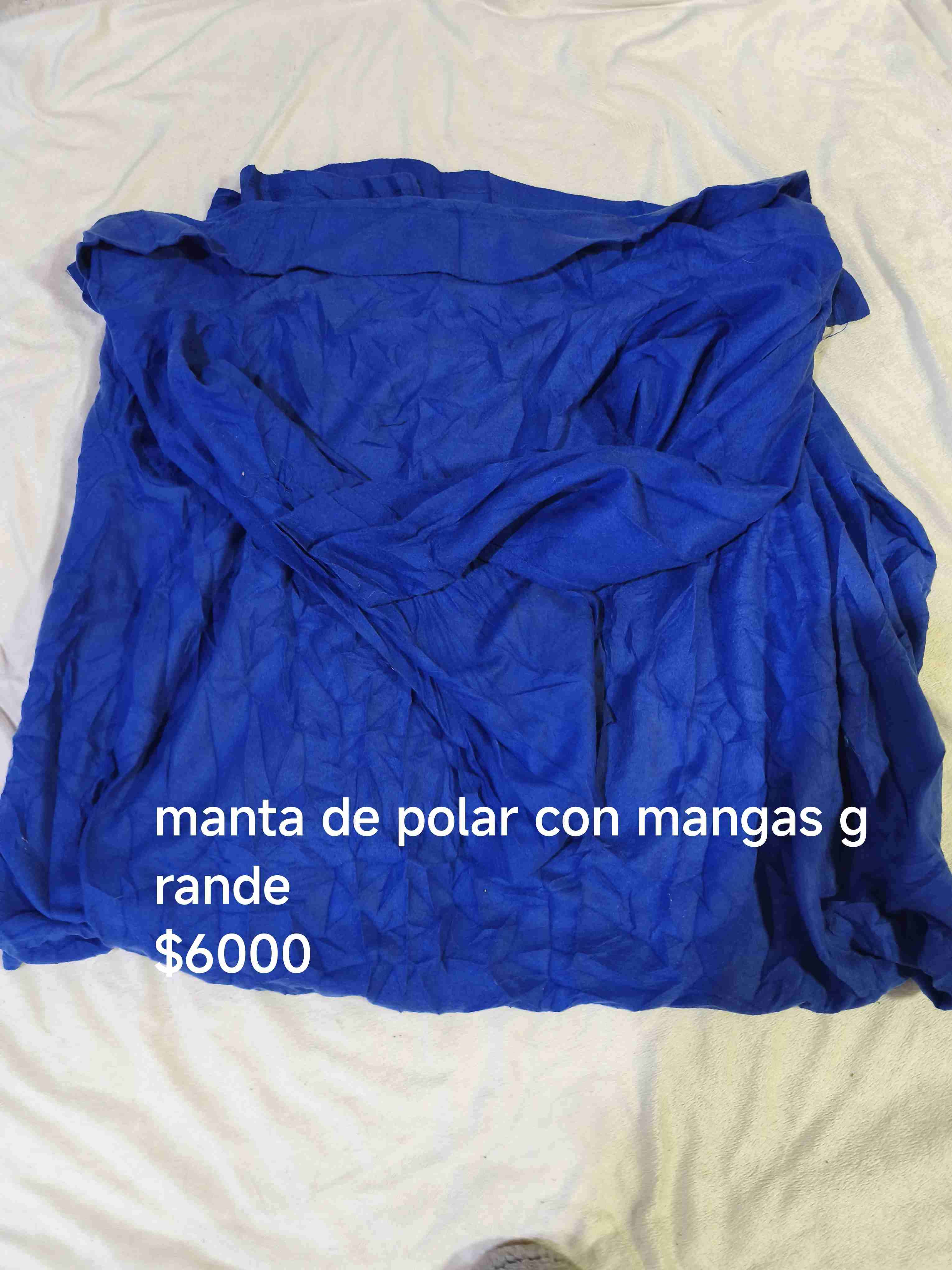 Manta polar azul con mangas