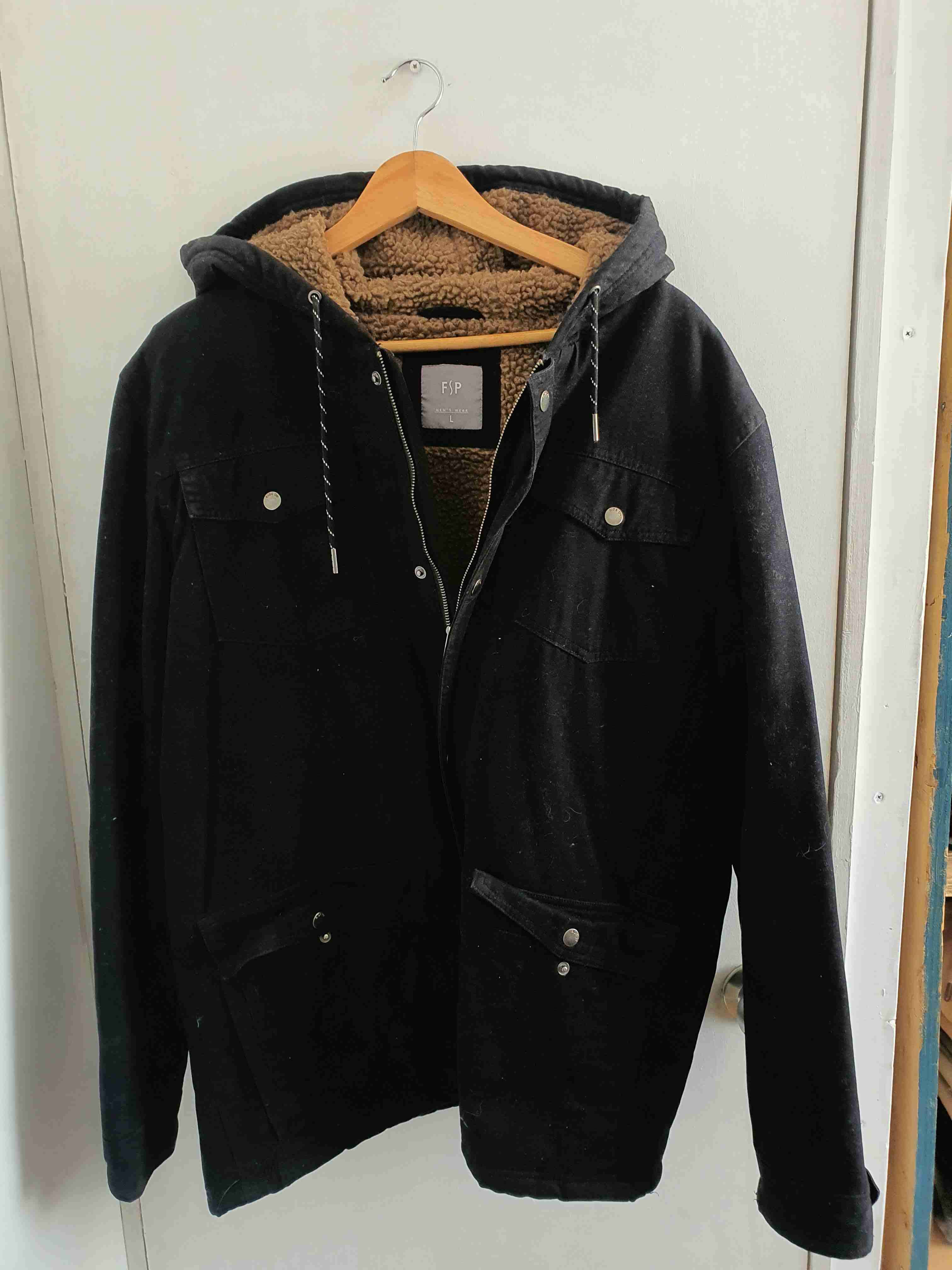 Chaqueta negra con gorro